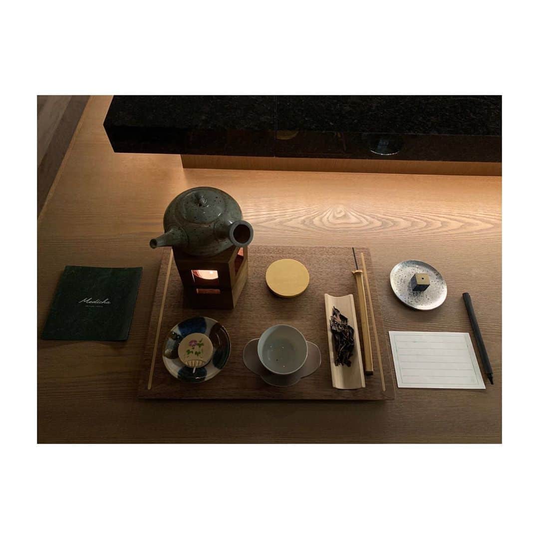篠原菜月さんのインスタグラム写真 - (篠原菜月Instagram)「南青山にあるお洒落な瞑想スタジオ「Medicha」で初めてメディテーションを体験しました。﻿ ただただぼーっとした時間を過ごしたい…そんな方にとってもオススメしたい!﻿ ﻿ メディテーションプログラムをベースに日本ならではの要素も取り入れられていてメディテーションにアートと煎茶文化が融合されています。﻿ ﻿ わくわくしながら階段を下りていくとコース料理のような80分間を楽しめる4つの空間が…。﻿ ロッカーに携帯も預けていざ体験へ！ ﻿ 詳しくOggi.jpにて更新しましたのでご覧ください😊﻿ ﻿ ﻿ #medicha#meditation#メディテーション#瞑想#スタジオ#デトックス#南青山#癒しの時間#tokyo#aoyama #detox#oggi#oggijp﻿#メディーチャ ﻿」9月24日 21時58分 - natsukishinohara
