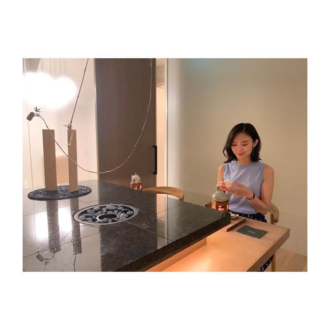 篠原菜月さんのインスタグラム写真 - (篠原菜月Instagram)「南青山にあるお洒落な瞑想スタジオ「Medicha」で初めてメディテーションを体験しました。﻿ ただただぼーっとした時間を過ごしたい…そんな方にとってもオススメしたい!﻿ ﻿ メディテーションプログラムをベースに日本ならではの要素も取り入れられていてメディテーションにアートと煎茶文化が融合されています。﻿ ﻿ わくわくしながら階段を下りていくとコース料理のような80分間を楽しめる4つの空間が…。﻿ ロッカーに携帯も預けていざ体験へ！ ﻿ 詳しくOggi.jpにて更新しましたのでご覧ください😊﻿ ﻿ ﻿ #medicha#meditation#メディテーション#瞑想#スタジオ#デトックス#南青山#癒しの時間#tokyo#aoyama #detox#oggi#oggijp﻿#メディーチャ ﻿」9月24日 21時58分 - natsukishinohara