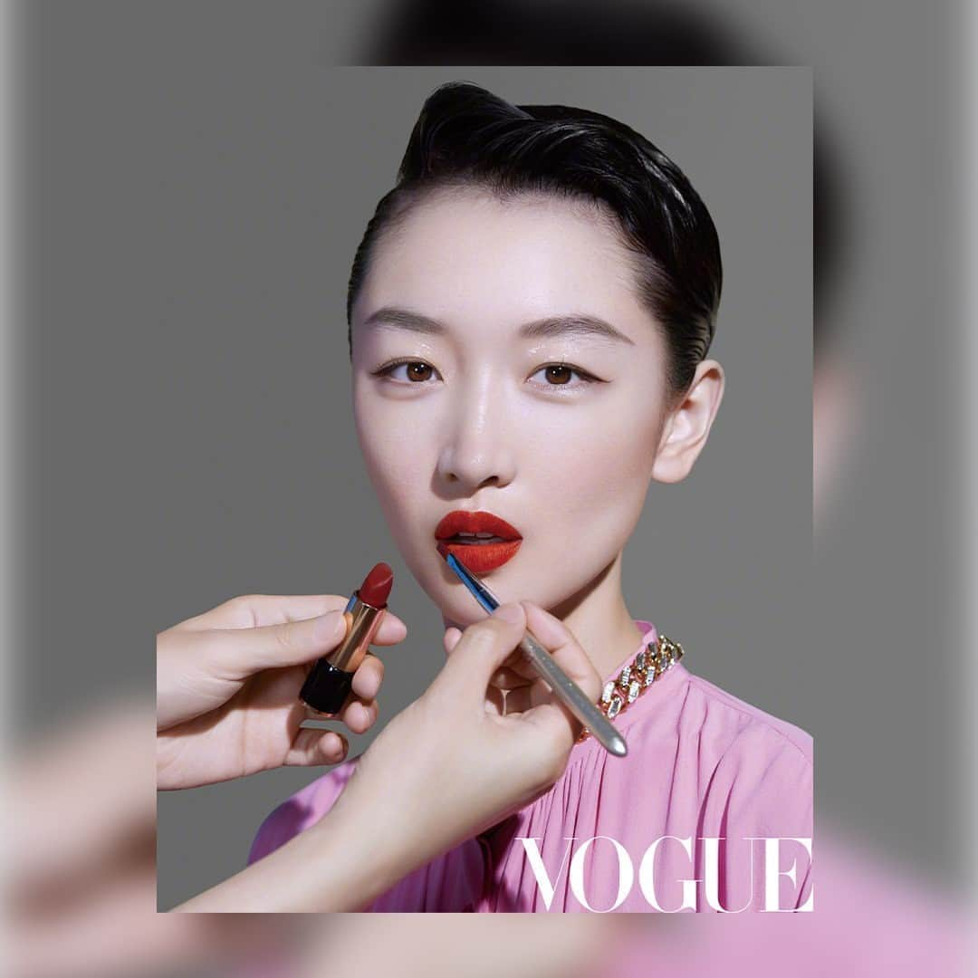 Lancôme Officialさんのインスタグラム写真 - (Lancôme OfficialInstagram)「Take a cue from Zhou Dongyu’s @zhoudongyu mesmerizing red lip as featured in Vogue @voguechina. A dramatic swipe of L’Absolu Rouge Drama Matte is a sure-fire way to get an unforgettable smile. #Lancome #VogueChina #ZhouDongyu」9月24日 21時59分 - lancomeofficial