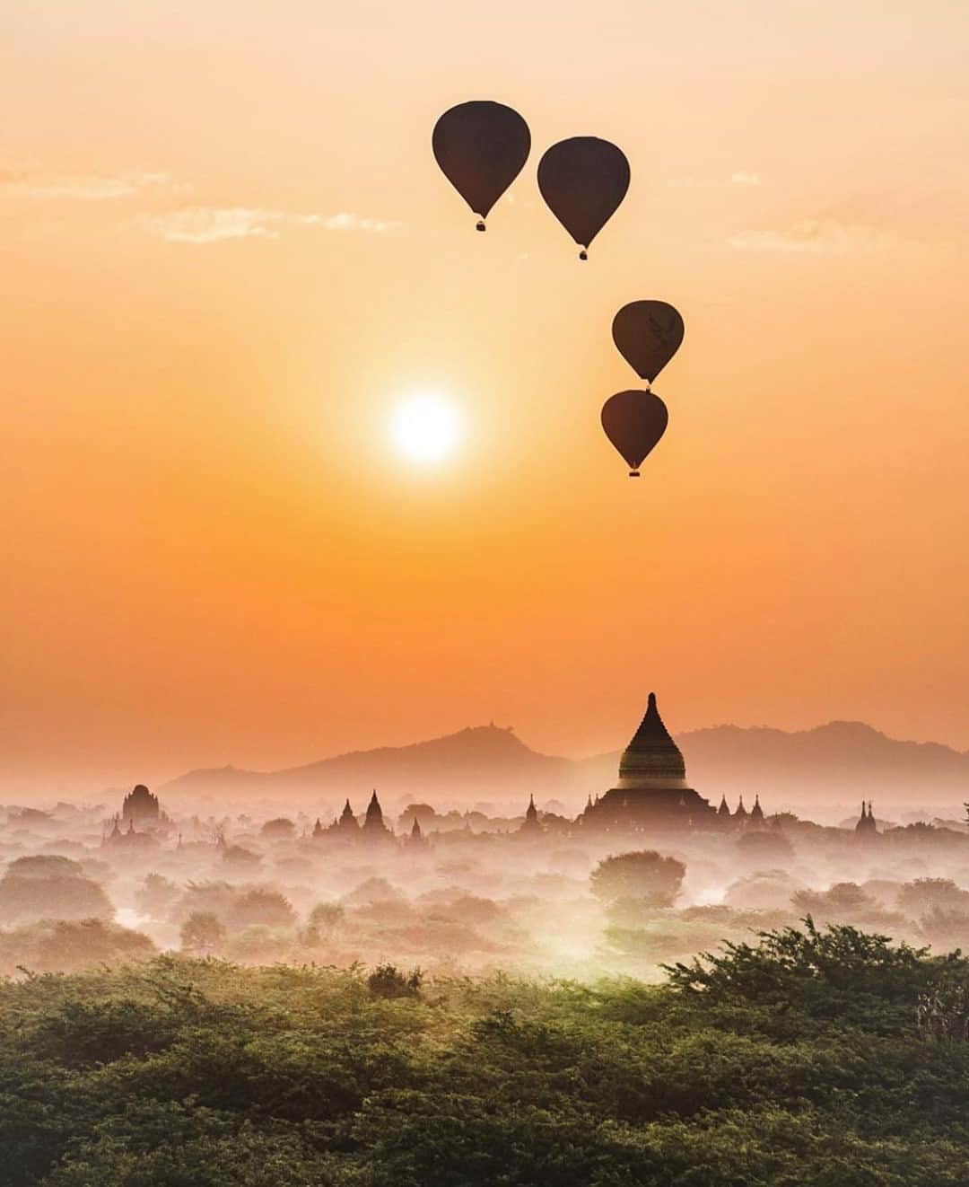 Earth Picsさんのインスタグラム写真 - (Earth PicsInstagram)「Burmese sunrises 🌅 Have you ever visited Old Bagan? 📸@morganplr」9月24日 22時00分 - earthpix