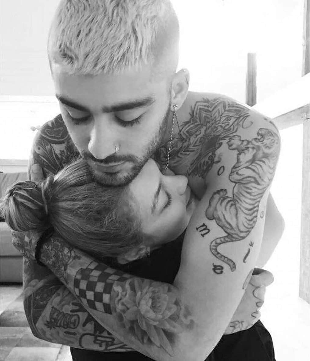 Teen Vogueさんのインスタグラム写真 - (Teen VogueInstagram)「"The love I feel for this tiny human is beyond my understanding." 🖤🖤🖤 Zayn Malik has announced the birth of his daughter with Gigi Hadid with a heartwarming message 🥰 See more at the link in bio.」9月24日 22時01分 - teenvogue