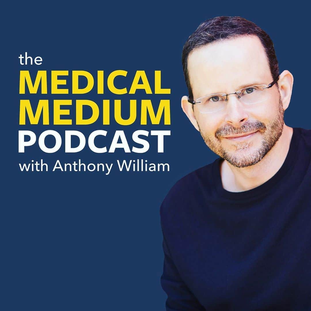 ジェイミー・アレクサンダーのインスタグラム：「My good friend, Anthony William, The Medical Medium, has an amazing new podcast! Today’s podcast focuses on an incredible brain meditation. Head over to Anthony’s page @medicalmedium and click the link in his bio to listen. He has helped millions overcome chronic illness. I’m sharing this because I have been working with Anthony to heal multiple ailments and injuries. After just a little over a month, I no longer have eczema, brain fog, insomnia, bloating, joint pain, edema, gallbladder and liver pain, and I’ve been given the ok to lower my thyroid medicine dosage for the first time in over 15 years! I’m posting this with enormous gratitude 🙏🏻💕 #medicalmedium」