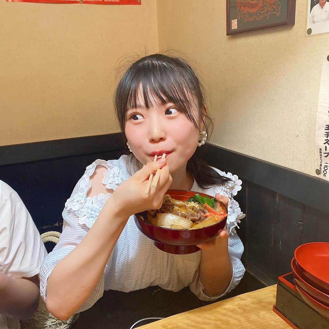 出口結菜さんのインスタグラム写真 - (出口結菜Instagram)「《🧅#淡路島　#あわ路飯店真心》﻿ ﻿ ﻿ ﻿ 🥩淡路島牛丼（¥1180）﻿ ﻿ 淡路島に行ったとき、、、﻿ ﻿ ﻿ 夜ご飯何食べよぉ〜ってなったんやけど、その時、海沿いのお店とかすごく混んでたり、﻿ ﻿ 予約いっぱいでどうしょうってなって。。﻿ ﻿ ﻿ ﻿ たまたまインスタで見つけたお店に✨﻿ ﻿ ﻿ 住宅？！っていうか地元感満載のお店で、﻿ 近くにお店もないところ！﻿ ﻿ ﻿ おじいちゃんとおばあちゃんが2人でやっているお店やねんけど、﻿ ﻿ ﻿ ほんまにそこの牛丼がびっくりするぐらい美味しかった。。🐃✨✨✨﻿ ﻿ ﻿ 淡路牛がね、、、﻿ めっちゃ柔らかくて、あとめっちゃ大きいの！！﻿ ﻿ ご飯にもタレがたくさん付いててどこ食べても美味しい。。❤️﻿ ﻿ ﻿ ﻿ ﻿ それだけじゃないんです！！笑笑﻿ ﻿ ﻿ ﻿ ﻿ ﻿ ﻿ 淡路島の玉ねぎがこれでもか！！！っていうぐらい入ってるの🧅✨﻿ ﻿ ﻿ 柔らかいのにシャキッと感も残っていて、、‼️﻿ すごく甘いの🤩🤩🤩🤩﻿ ﻿ めっちゃ分厚いし、玉ねぎ好きにとっては感動しかない。﻿ ﻿ ﻿ あとね。。﻿ 料理についてくるお味噌汁がすーーーーっごく美味しい。。﻿ ﻿ もやしがいっぱい入ってて、あと、お味噌汁がほんまに癖のある美味しさ😚✨﻿ ﻿ 濃いの❤️﻿ ﻿ ラーメンの汁を全部飲み干したい！って思っちゃう感じ。﻿ ﻿ ﻿ とにかく、淡路島産のものが食べれて、しかも地元感が味わえて、感動する美味しさ。。。﻿ ﻿ 幸せやった、﻿ ﻿ ﻿ ほんまに淡路島に行った時食べて欲しい😖✨﻿ ﻿ ほんまに美味しかった！！！﻿ ﻿ ﻿ また食べに行きたい🥺🥺﻿ ﻿ _____________________________________________________﻿ ﻿ ❤️ 兵庫県淡路市富島724 ﻿ 💗車（駐車場🙆‍♀️）﻿ 💛定休日:水曜日﻿ 💚 11:30～14:30、17:00～21:30﻿ 💙別々会計🙆‍♀️﻿ _____________________________________________________﻿ ﻿ #淡路島グルメ #淡路牛 #淡路島玉ねぎ #牛丼 #🧅 #淡路島観光 #地元グルメ #淡路島産 #玉ねぎ #牛 #夜ご飯#丼 #肉 #お肉 #どんぶり #美味しい #ジューシー #お味噌汁 #ポニーテール  #instalike #instagood #instafood #グルメ #グルメ好きな人と繋がりたい #グルメ女子 #food #foodstagram #ラビグルメ」9月24日 22時03分 - yui_laby0622