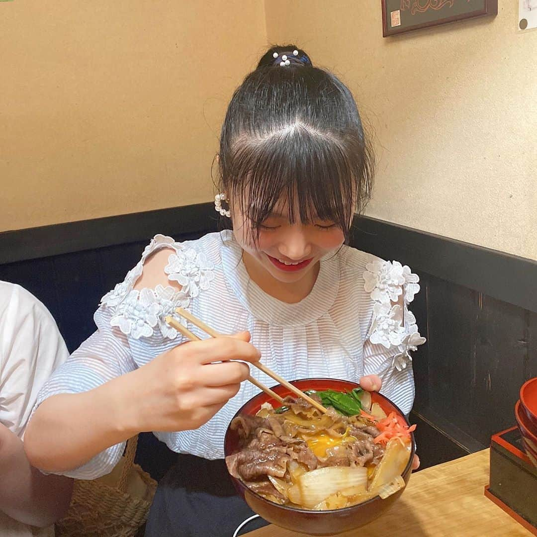 出口結菜さんのインスタグラム写真 - (出口結菜Instagram)「《🧅#淡路島　#あわ路飯店真心》﻿ ﻿ ﻿ ﻿ 🥩淡路島牛丼（¥1180）﻿ ﻿ 淡路島に行ったとき、、、﻿ ﻿ ﻿ 夜ご飯何食べよぉ〜ってなったんやけど、その時、海沿いのお店とかすごく混んでたり、﻿ ﻿ 予約いっぱいでどうしょうってなって。。﻿ ﻿ ﻿ ﻿ たまたまインスタで見つけたお店に✨﻿ ﻿ ﻿ 住宅？！っていうか地元感満載のお店で、﻿ 近くにお店もないところ！﻿ ﻿ ﻿ おじいちゃんとおばあちゃんが2人でやっているお店やねんけど、﻿ ﻿ ﻿ ほんまにそこの牛丼がびっくりするぐらい美味しかった。。🐃✨✨✨﻿ ﻿ ﻿ 淡路牛がね、、、﻿ めっちゃ柔らかくて、あとめっちゃ大きいの！！﻿ ﻿ ご飯にもタレがたくさん付いててどこ食べても美味しい。。❤️﻿ ﻿ ﻿ ﻿ ﻿ それだけじゃないんです！！笑笑﻿ ﻿ ﻿ ﻿ ﻿ ﻿ ﻿ 淡路島の玉ねぎがこれでもか！！！っていうぐらい入ってるの🧅✨﻿ ﻿ ﻿ 柔らかいのにシャキッと感も残っていて、、‼️﻿ すごく甘いの🤩🤩🤩🤩﻿ ﻿ めっちゃ分厚いし、玉ねぎ好きにとっては感動しかない。﻿ ﻿ ﻿ あとね。。﻿ 料理についてくるお味噌汁がすーーーーっごく美味しい。。﻿ ﻿ もやしがいっぱい入ってて、あと、お味噌汁がほんまに癖のある美味しさ😚✨﻿ ﻿ 濃いの❤️﻿ ﻿ ラーメンの汁を全部飲み干したい！って思っちゃう感じ。﻿ ﻿ ﻿ とにかく、淡路島産のものが食べれて、しかも地元感が味わえて、感動する美味しさ。。。﻿ ﻿ 幸せやった、﻿ ﻿ ﻿ ほんまに淡路島に行った時食べて欲しい😖✨﻿ ﻿ ほんまに美味しかった！！！﻿ ﻿ ﻿ また食べに行きたい🥺🥺﻿ ﻿ _____________________________________________________﻿ ﻿ ❤️ 兵庫県淡路市富島724 ﻿ 💗車（駐車場🙆‍♀️）﻿ 💛定休日:水曜日﻿ 💚 11:30～14:30、17:00～21:30﻿ 💙別々会計🙆‍♀️﻿ _____________________________________________________﻿ ﻿ #淡路島グルメ #淡路牛 #淡路島玉ねぎ #牛丼 #🧅 #淡路島観光 #地元グルメ #淡路島産 #玉ねぎ #牛 #夜ご飯#丼 #肉 #お肉 #どんぶり #美味しい #ジューシー #お味噌汁 #ポニーテール  #instalike #instagood #instafood #グルメ #グルメ好きな人と繋がりたい #グルメ女子 #food #foodstagram #ラビグルメ」9月24日 22時03分 - yui_laby0622