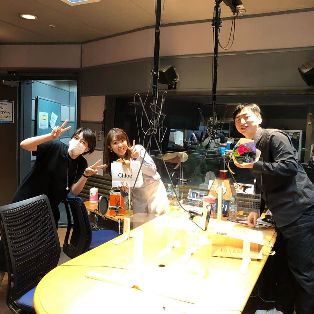 TBSラジオ「たまむすび」さんのインスタグラム写真 - (TBSラジオ「たまむすび」Instagram)「＼木曜のハイライト／  木曜ACTION最終回😭 隣のスタジオに突撃した赤江さん💫  最終回のゲストは、ブルボン小林さん（長嶋有さん）でした📚  噛み合いそうでやっぱ噛み合わない🤔木曜の掛け合いも今日で最後‼️今度は「おもしろい大人」ゲストとして是非、お越し下さいね🙇‍♀️🙇‍♀️  #tama954 #たまむすび  #赤江珠緒 #土屋礼央 #長嶋有 #ブルボン小林 #礼央さんとご対面 #action954 #羽田圭介 #幸坂理加  #明日もアクション #羽田さん本当に毎週アクションしてたよね #tbsラジオ #ラッキーブーナタイム #ブーナ」9月24日 22時05分 - tamamusubi905954
