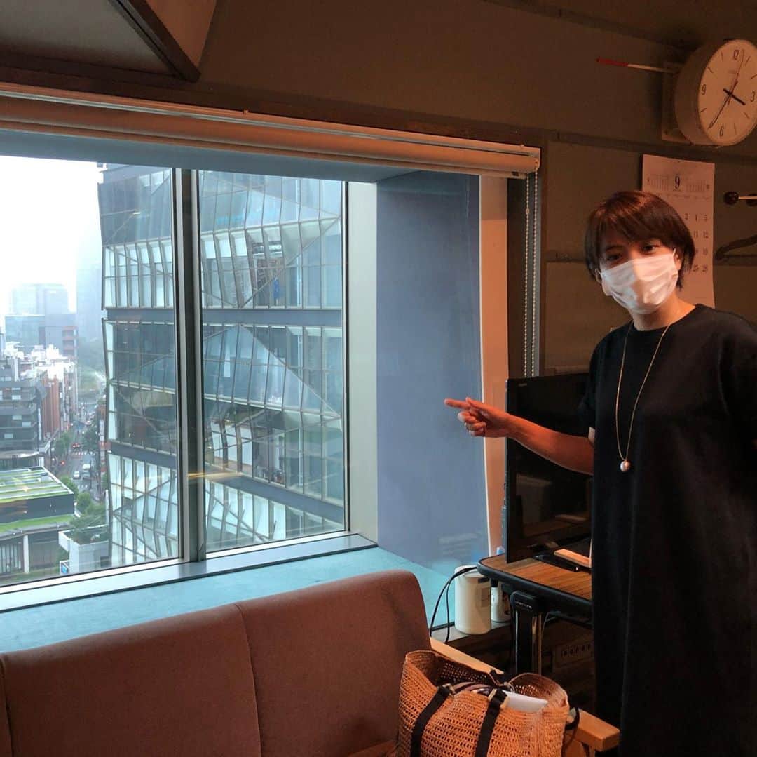 TBSラジオ「たまむすび」さんのインスタグラム写真 - (TBSラジオ「たまむすび」Instagram)「＼木曜のハイライト／  木曜ACTION最終回😭 隣のスタジオに突撃した赤江さん💫  最終回のゲストは、ブルボン小林さん（長嶋有さん）でした📚  噛み合いそうでやっぱ噛み合わない🤔木曜の掛け合いも今日で最後‼️今度は「おもしろい大人」ゲストとして是非、お越し下さいね🙇‍♀️🙇‍♀️  #tama954 #たまむすび  #赤江珠緒 #土屋礼央 #長嶋有 #ブルボン小林 #礼央さんとご対面 #action954 #羽田圭介 #幸坂理加  #明日もアクション #羽田さん本当に毎週アクションしてたよね #tbsラジオ #ラッキーブーナタイム #ブーナ」9月24日 22時05分 - tamamusubi905954