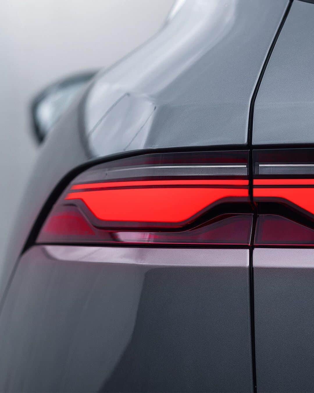 Jaguarさんのインスタグラム写真 - (JaguarInstagram)「Featuring our double chicane graphic - first previewed on #IPACE - a new bumper design and sculpted tailgate, the #Jaguar #FPACE delivers visual drama from every angle.  #Premium #Electric #Luxury #Performance #SUV #EV #PHEV #MHEV #Hybrid #AWD #ElectricCars #Technology #CarsofInstagram」9月24日 22時05分 - jaguar
