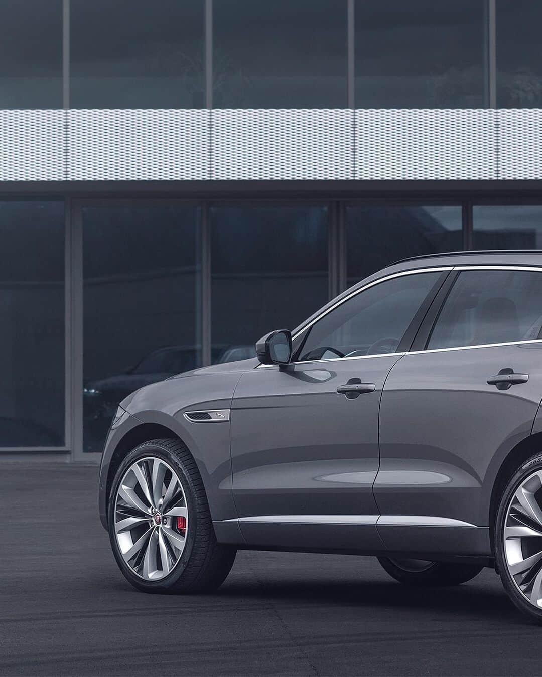Jaguarさんのインスタグラム写真 - (JaguarInstagram)「Featuring our double chicane graphic - first previewed on #IPACE - a new bumper design and sculpted tailgate, the #Jaguar #FPACE delivers visual drama from every angle.  #Premium #Electric #Luxury #Performance #SUV #EV #PHEV #MHEV #Hybrid #AWD #ElectricCars #Technology #CarsofInstagram」9月24日 22時05分 - jaguar