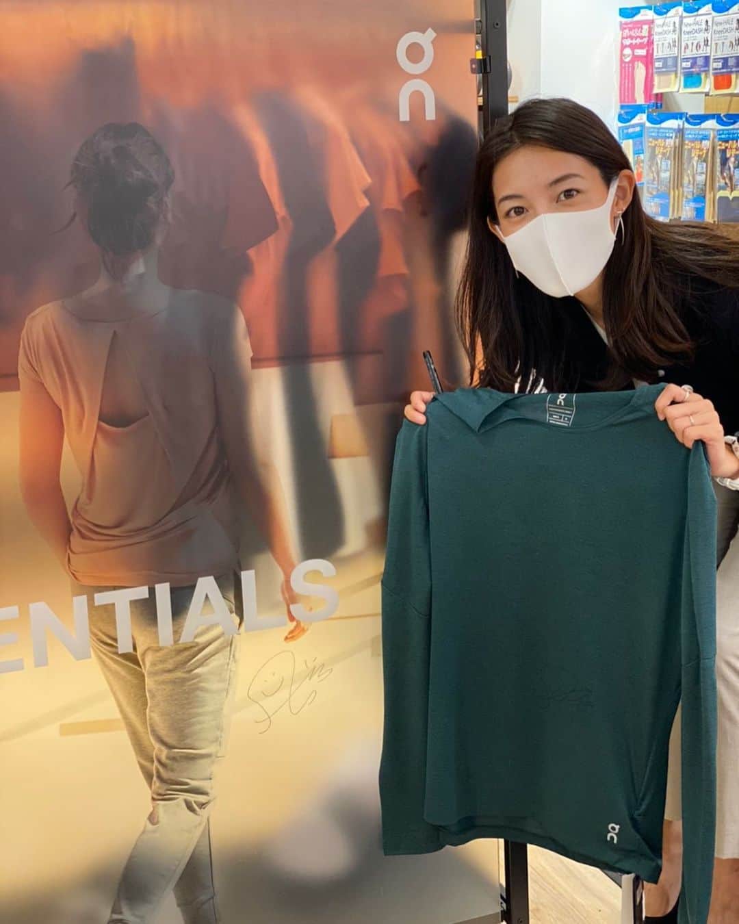 大杉亜依里のインスタグラム：「石井スポーツマロニエゲート銀座店 @ishiisports_ginza へ行ってきました🏃🏻‍♀️﻿ ﻿ そこでなんと！😳﻿ Onのボードにサインをとのお話しをいただき…！﻿ 恐縮ながら…書かせていただきましたぁぁ〜！！👏﻿ ﻿ さり気ないですが、お店にお買い物に行った際にはぜひ探してみてくださいね〜！🤣✨﻿ ﻿ #石井スポーツマロニエゲート銀座店」