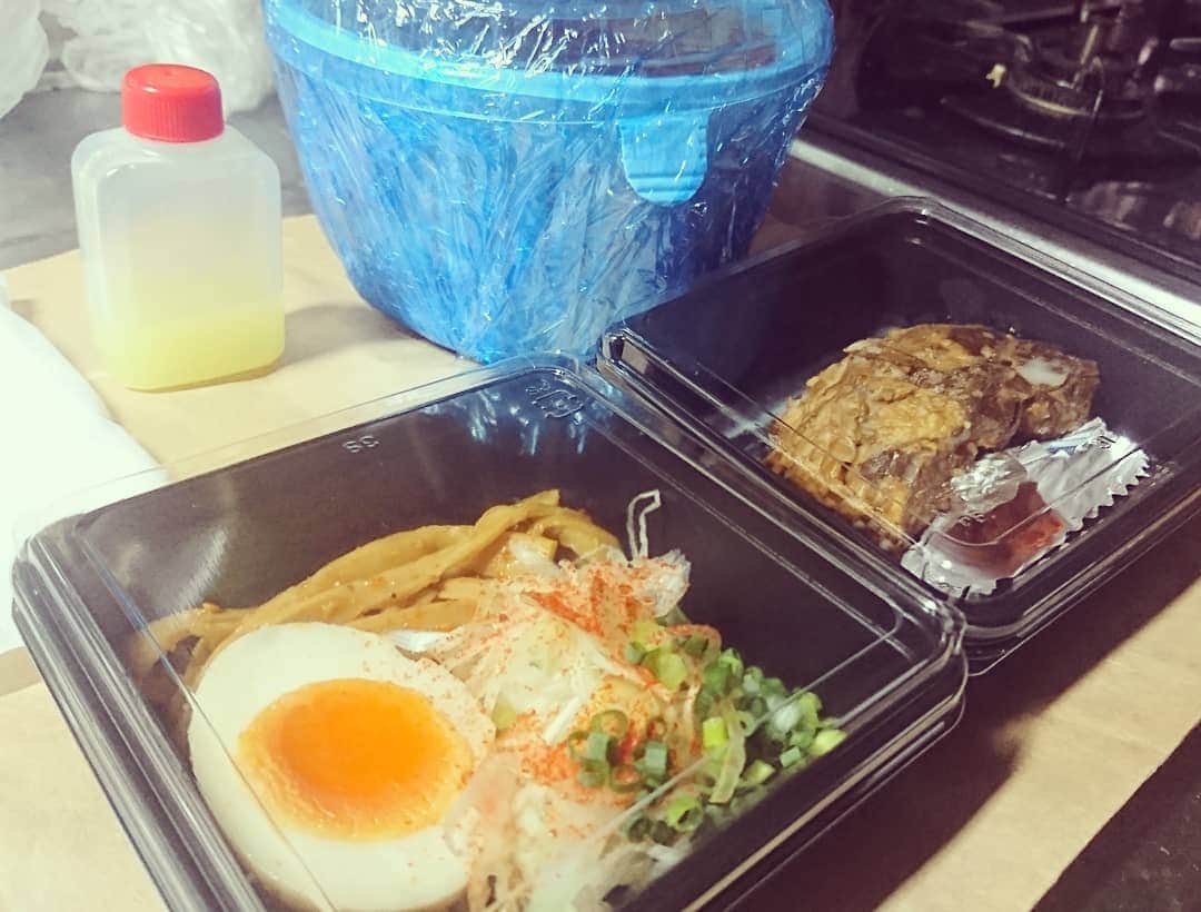 松本康太さんのインスタグラム写真 - (松本康太Instagram)「『辛紅らーめん(4辛)』(テイクアウト) 新宿にあるAFURI辛紅というお店(^o^)/ 辛そうにみえるけど、ゆずの強烈な酸味でサッパリなのです！こんにゃく麺でヘルシー♪  #テイクアウト #takeout #辛紅らーめん #afuri #afuri辛紅 #新宿 #ラーメン #レギュラー松本 #あるある探検隊 #こんにゃく麺」9月24日 22時09分 - aruarutankentai.matsumoto