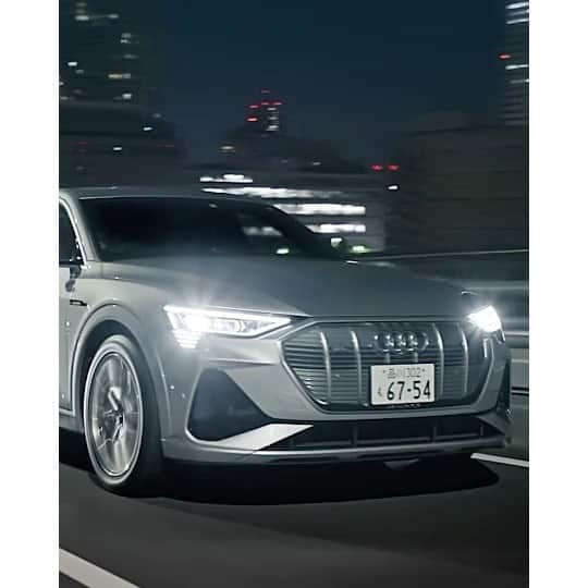 柴咲コウのインスタグラム：「先日ご紹介した Audi e-tron × 柴咲コウ スペシャルムービーはもうご覧いただけましたか？ @audijapan さんと制作したこちらの新しいムービーでは、Audi e-tron Sportbackのエクステリアやインテリアデザインについての印象をお話させていただきました。機能と美しさを高次元で同居させようというAudiのデザインの考え方は、私が携わる洋服やプロダクツのデザイン制作にも通じるものがあると感じました。Audi e-tron特設サイトにアクセスし、ぜひフルバージョンもご覧ください！ #Audi #Audietron #etron #世界を前へ」