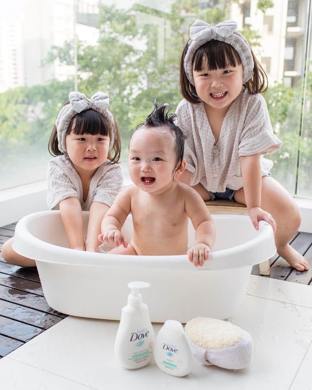 MOMOツインズのインスタグラム：「[Giveaway] Luke’s favourite time of the day! He loves his warm and soothing bath, full of bubbles and good scents, plus his little nannies who absolutely enjoy pampering him with headrubs and tall hair 💦  Baby Dove Sensitive Moisture range is formulated with Prebiotic Moisture to nourish the good microorganisms in baby’s skin microbiome, helping to promote healthy and resilient skin. It is tear-free and contain 0% nasties, safe and gentle enough for newborns and eczema prone skin! Baby Dove is now available at all Watsons and Fairprice (stores and online), and on Redmart from Oct 2020.  We have 3 sets of Baby Dove care kits to giveaway! Simply follow and like this post, comment if you prefer the Rich Moisture or Sensitive Moisture range for your child with Baby Dove hashtags #babydovesg #babydovecare.   Applicable for local residents only. Giveaway ends Sat 26-Sep and winners will be announced in our stories. T&Cs apply. #sp」