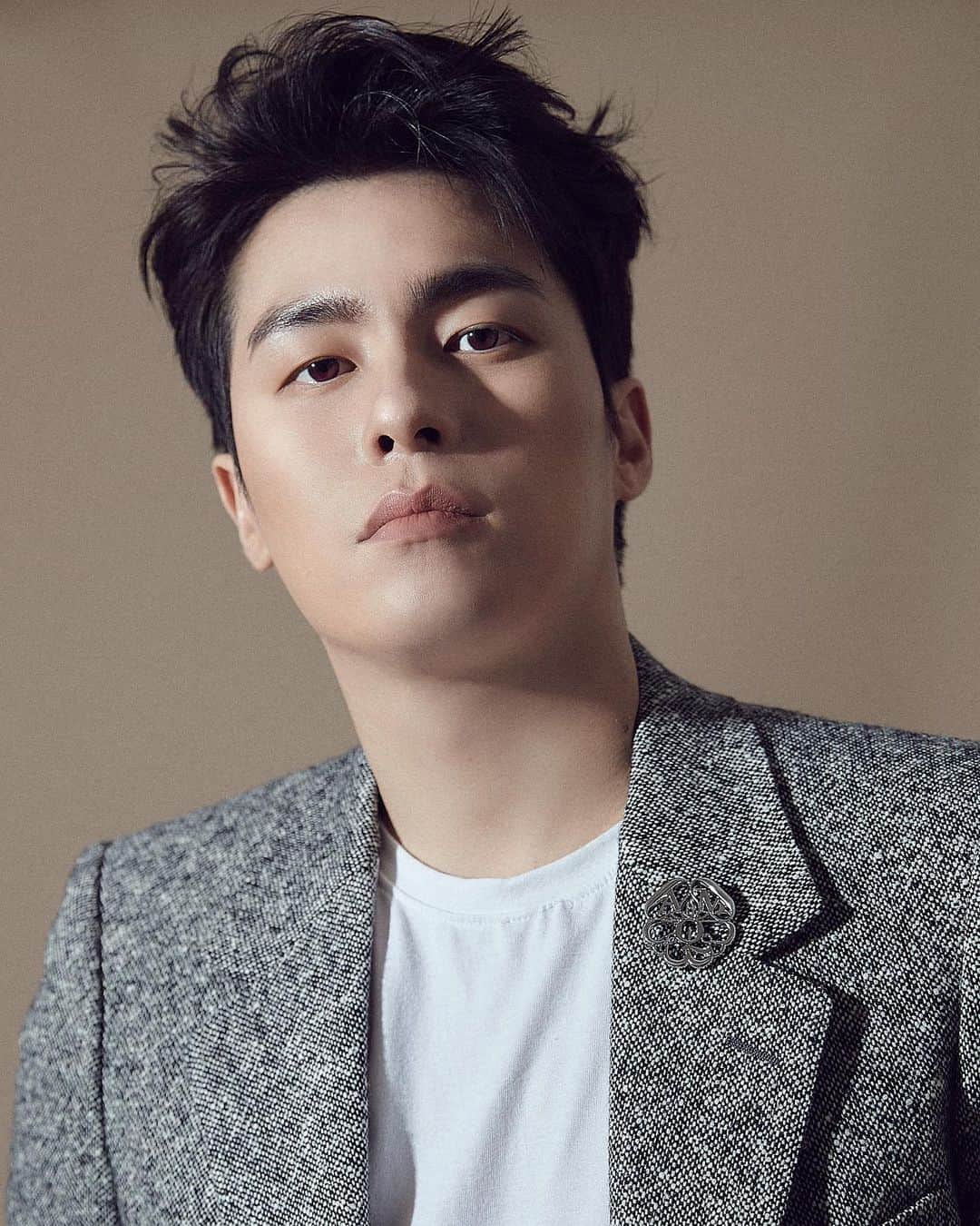 イ・ジェウォンのインスタグラム：「. 못생긴팀 에이스  Director @wonhae1101 Photographer @haroni_kim Stylist @stylist_want Hair @azurer_dh Makeup @makeup_heley」