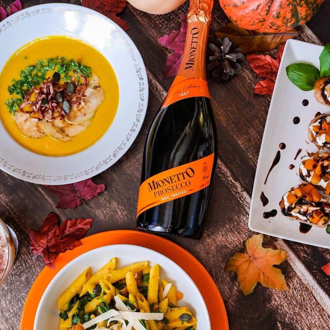 Mionetto Prosecco ČRのインスタグラム：「Připravili jsme pro vás novou soutěž!🧡🧡🧡 . Zahrajte si s námi o vstupenky na pražský Desingblok, který se koná od 7. do 11. října v Praze.😍 . Co pro to musíte udělat? Sledujte nás na IG, dejte LIKE této fotce a do komentáře napište, ke kterému podzimnímu jídlu si nejlépe vychutnáte prosecco Mionetto.🥂😉 Soutěžit můžete do 1. října do půlnoci. Šťastný výherce bude vybrán náhodným výběrem.🍾 Vítěze vyhlásíme následující den v 15 hodin. Více o pravidlech soutěže naleznete na našich Facebookových stránkách. #mionetto #mionettoprosecco #love #proseccovibes #pumpkin #podzim #autumn #mionettocz」