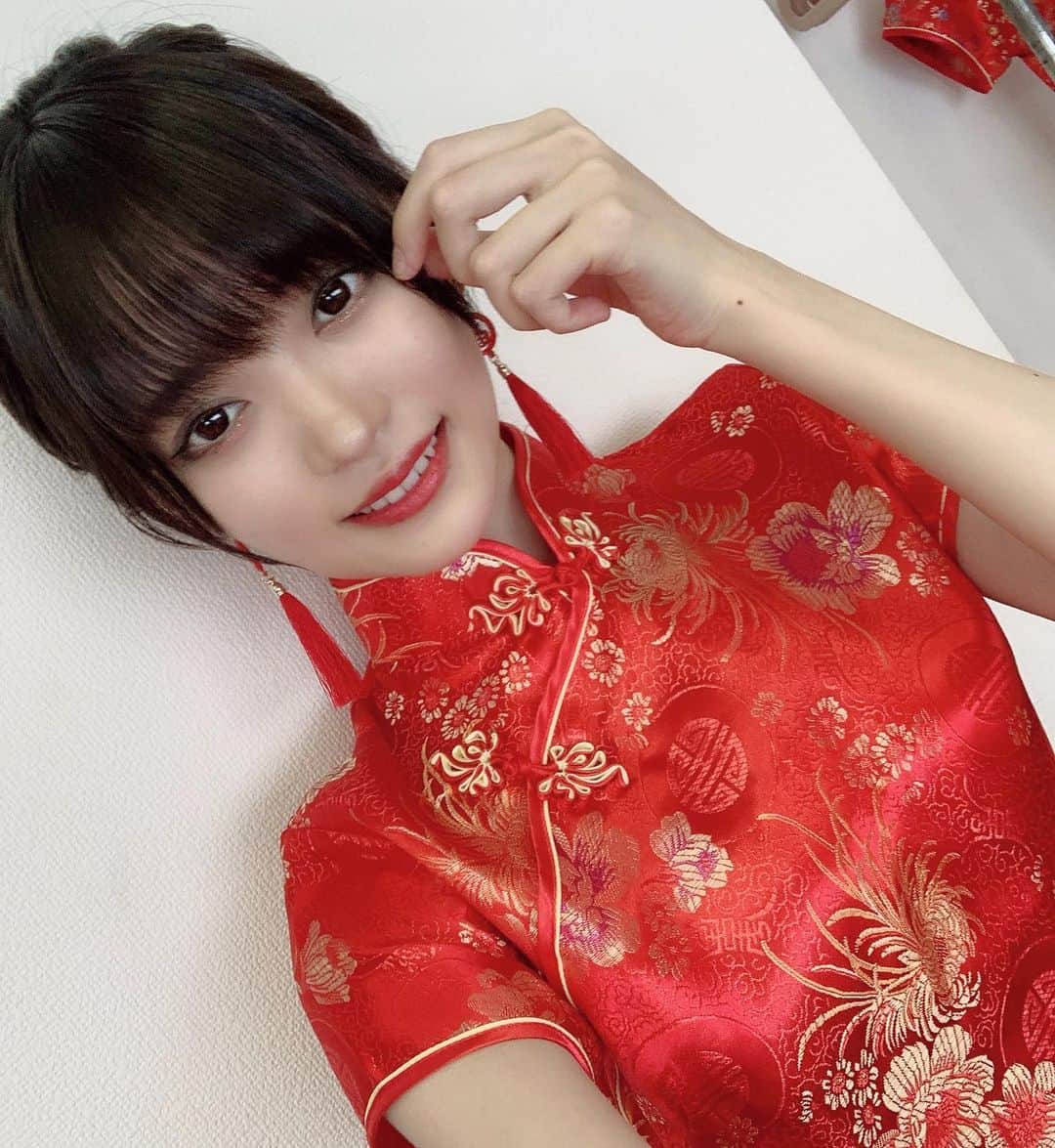 高辻麗のインスタグラム：「発売中の #声優グランプリ 10月号 さんのオフショット！ 好きになっチャイナ❤ ・ ・ ・ ・ この日の撮影はほんとに楽しかった……。 衣装は @akinamiki_stylist さん！ この撮影のために中華街まで探しに行ってくれたのです。 服の好みも近くて、お話するのが楽しかった！ ・ ・ ・ ・ フォロワー1万人、ありがとうございます🎶 これからもマイペースに写真載せたりインスタライブしたりするので、なにとぞよろしくたのみます〜〜！ ・ ・ ・ #高辻麗 #ナナニジ #声優 #声グラ #チャイナドレス #チャイナ服」