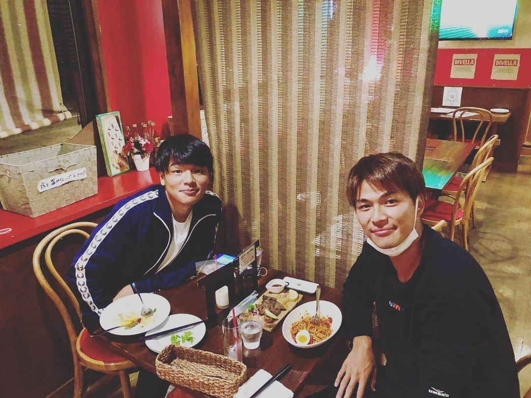 のインスタグラム：「久々にチームメイトに同級生きた🙆🏻‍♂️💯 #鈴木喜丈#同期#実は四年ぶりの再会 #真ん中に仕切り置いてあります」