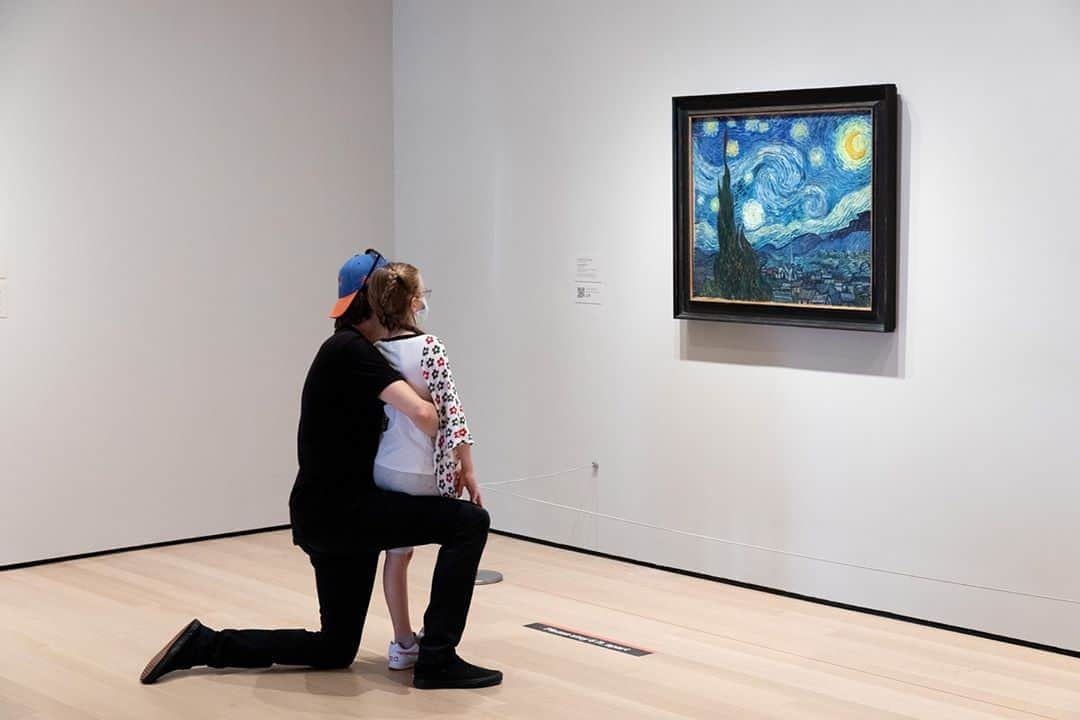 ニューヨーク近代美術館のインスタグラム：「There’s nothing like being here ✨  To celebrate MoMA's reopening and the last week of free admission—made possible by @uniqlousa—we're teaming up to give away an additional 50 free tickets.  In the comments below, tell us why you’re looking forward to visiting the Museum.  The winners will be contacted at the end of the day! #ArtforAll --- [Installation view of #VincentvanGogh. "The Starry Night." Saint Rémy, June 1889. Oil on canvas. Digital Image. © 2020 The Museum of Modern Art, New York. Photo by Robert Gerhardt]」