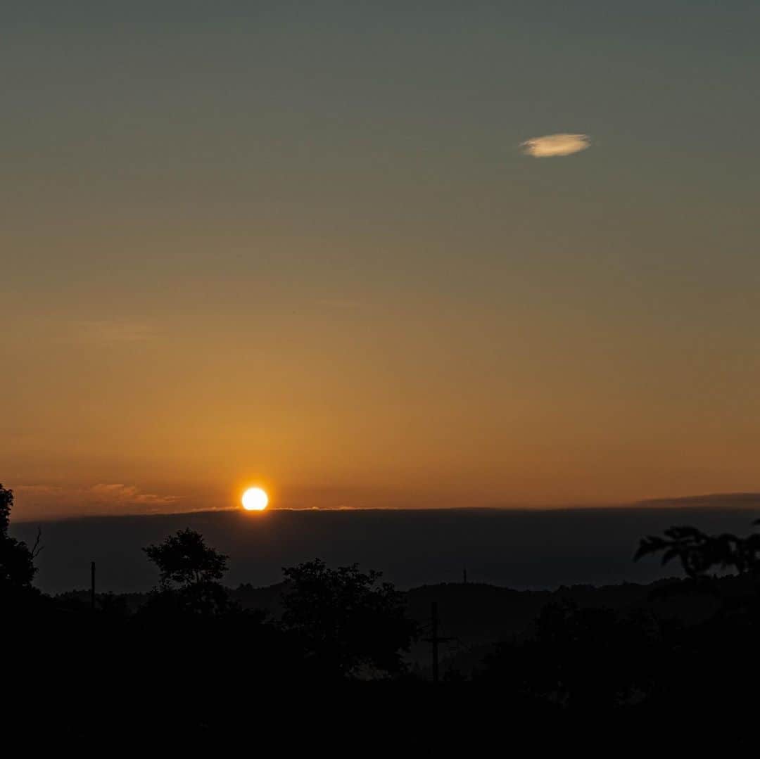 山口淳一さんのインスタグラム写真 - (山口淳一Instagram)「Beautiful sunrise from @ume.yamazoe — #nara #yamazoe #umeyamazoe #sauna #umesauna #nature #奈良 #山添村 #ウメサウナ #サウナ #自然　#ウメヤマゾエ」9月24日 22時15分 - junichi_yamaguchi