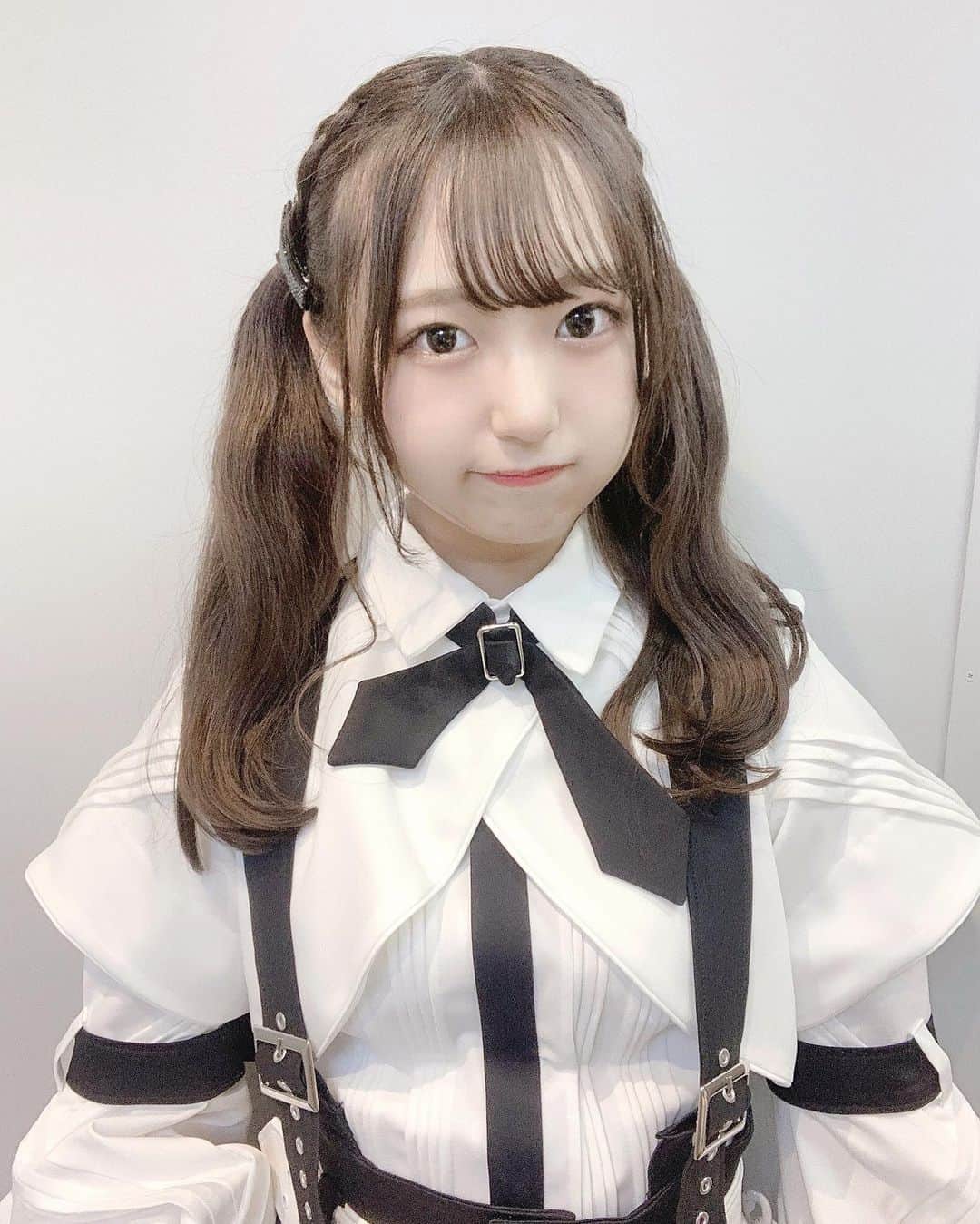 町田穂花のインスタグラム：「. . 昨日、9thシングル｢何人（なんびと）も｣の選抜メンバー21人が決定しました！！ . 今回も選抜メンバーとして活動できること、すごく嬉しいです🙌🏻 . 今回も編み込みツインテール👧🏻💓 高さは前より高めです（笑） . 9thシングルもよろしくお願いします！！！！♡ . #ツインテール #ツインテール女子  #編み込みアレンジ #モノトーン #衣装 #ラストアイドル」