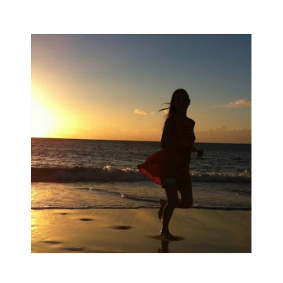 HiRAO INCのインスタグラム：「. 2011年の夏　モロカイ島に降りたった日 美弥子さんがクリーム色のバンでキラカイと空港にピックアップに来てくれた時の事は、昨日のようによく覚えている。  どこまでも続く赤い土と 風にたなびく長い髪 太陽のような美弥子さんと 精霊のような美少女のキラカイ　  あの夏、モロカイ島で起こった数々のマジカルな体験は言葉にできない  全ての瞬間　祝福されていると感じられた　 光輝く特別な時間 濃い生命の香りと色彩 夢で見た光景 デジャヴと確信　 無限の愛　 魔法の島  美弥子さんが出版した "モロカイ島の日々"は その時の導かれた記憶を呼び起こす 時空を超える　美しい物語り  なんて美しいんだろう  私の手元にある美弥子さんが描いた絵は モロカイ島の光の透明色のエネルギーそのもの 私が決めるずっと前から、美弥子さんには 私が選ぶとわかっていたふしぎ この本の最後の章　"時をこえたところ-ポノ" の背景の絵は、私にとってポノ-完全であるという感覚を　初めてマナとして感じられた日の感覚そのもの  7番目の椰子の木の下に埋めてきたクリスタル達 モロカイ島に想いを馳せて また訪れる日を夢みている  @miyakoyamazaki と　@fuka_hanesawa ふうかちゃんのおかげ💓」