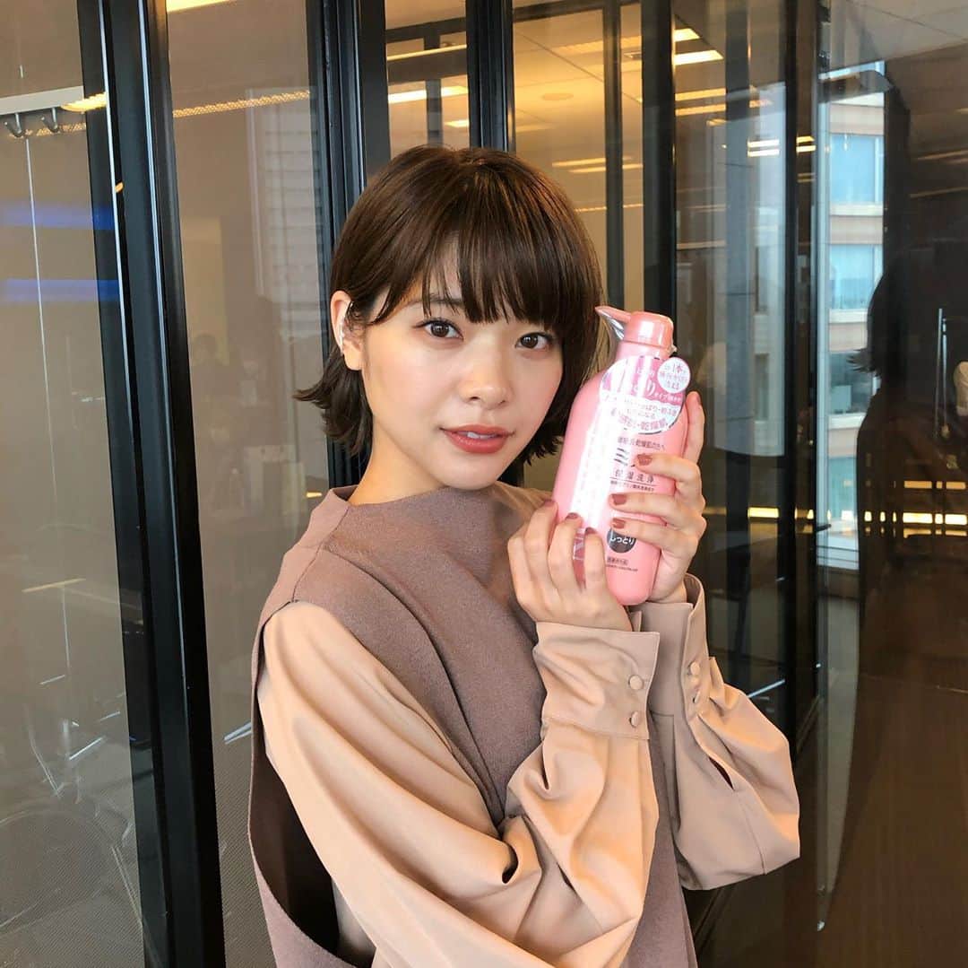 岸井ゆきののインスタグラム：「ミノンのボディケアシリーズ新cmに出演いたしました岸井ゆきのです！！！ 今日は新cm発表会でした！！ CMは9/28から公開です！ わたし自身もミノン毎日使っているのですが、しっとりしていて、つっぱらず、とっても心地いいです。是非使ってみてくださいね☺️☺️☺️ 夫婦役の小関裕太さん、ミノンアミノシリーズの上白石萌音さんととっても楽しい発表会でした。ありがとうございました☺️☺️💓💓」