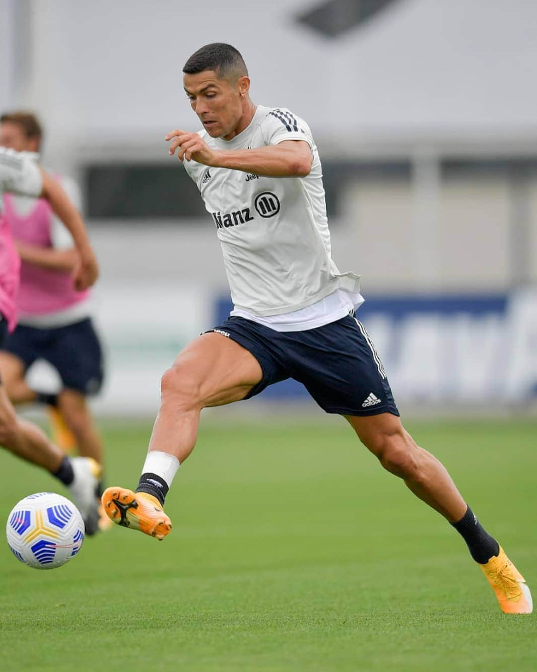 ユヴェントスFCさんのインスタグラム写真 - (ユヴェントスFCInstagram)「Limbering 🆙 for #RomaJuve! 💪  #FinoAllaFine #ForzaJuve」9月24日 22時28分 - juventus