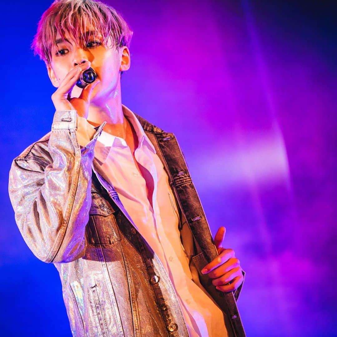 沢村玲/REIのインスタグラム：「"JUST LIKE ME"のTikTokさっそくあがったぜ！  みてくれー！😆  写真はオンラインライブのだよん🤗  #ONOSPLIVE #ワンエン #沢村玲 #REI #TikTok」