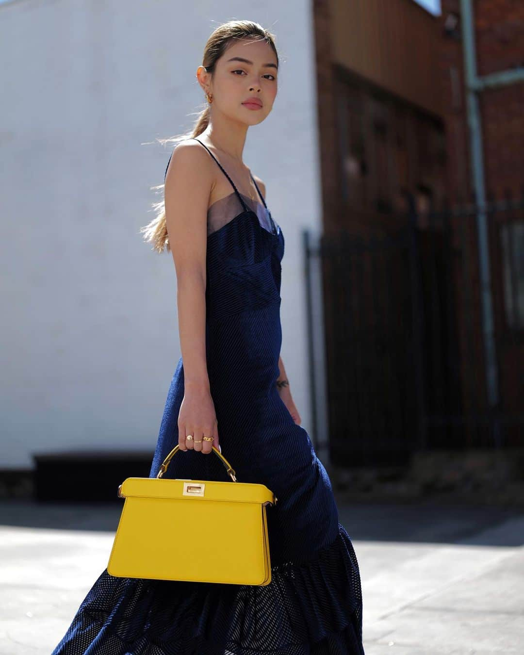 リリーマイマックさんのインスタグラム写真 - (リリーマイマックInstagram)「@fendi ISeeU East West bag 💛 #FendiPeekaboo 12th anniversary! I love a bag that stands out 🤩 #FisforFendi」9月24日 22時29分 - lilymaymac