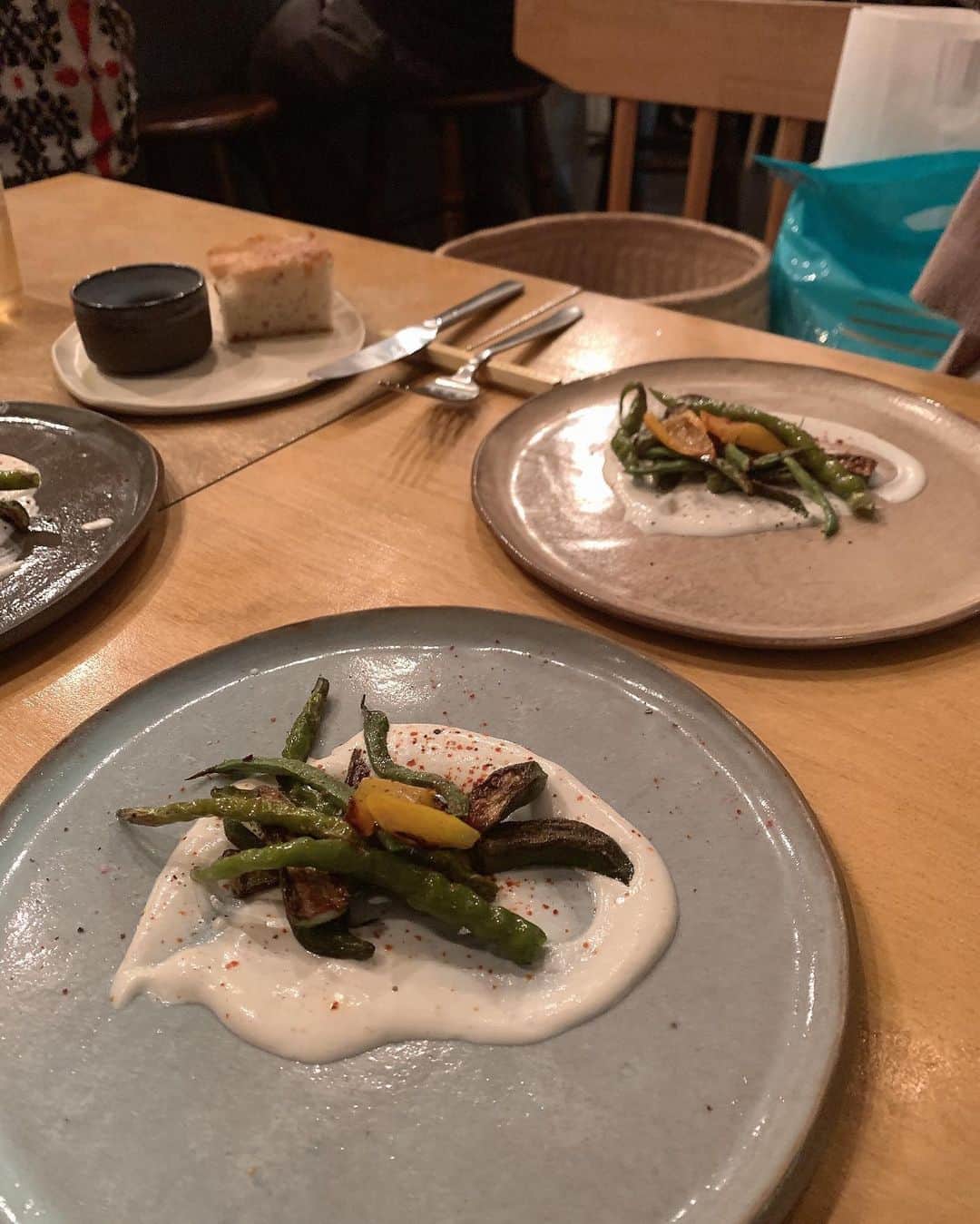 春名亜美さんのインスタグラム写真 - (春名亜美Instagram)「第3回 子なしDinner会 with @makincoa @ayaya315 🍹🍴🌙  1回目は焼き鳥。2回目は韓国料理。  そして、3回目はカリフォルニア料理のコース🍽  コース料理なんて、チビーズがいると絶対に落ち着いて食べれない。 運ばれてきた美しいお料理をまず目で楽しみ、熱々のうちに自分のタイミングで食べれる幸せ🥺 大好きな2人とお喋りしながら、爆笑しながら、ゆっっっくり時間をかけて食事をする😌 ここのお料理がまたほんっっっとに美味しくて🤤 お酒一滴も飲んでないのに、なんだかほろ酔い気分でした☺️  お家で、子供達とお留守番してくれて、寝かしつけまでしてくれていたパパ達には感謝×100🥰  #次回を楽しみにまた頑張ります🙋🏻‍♀️」9月24日 22時20分 - amiharunaami