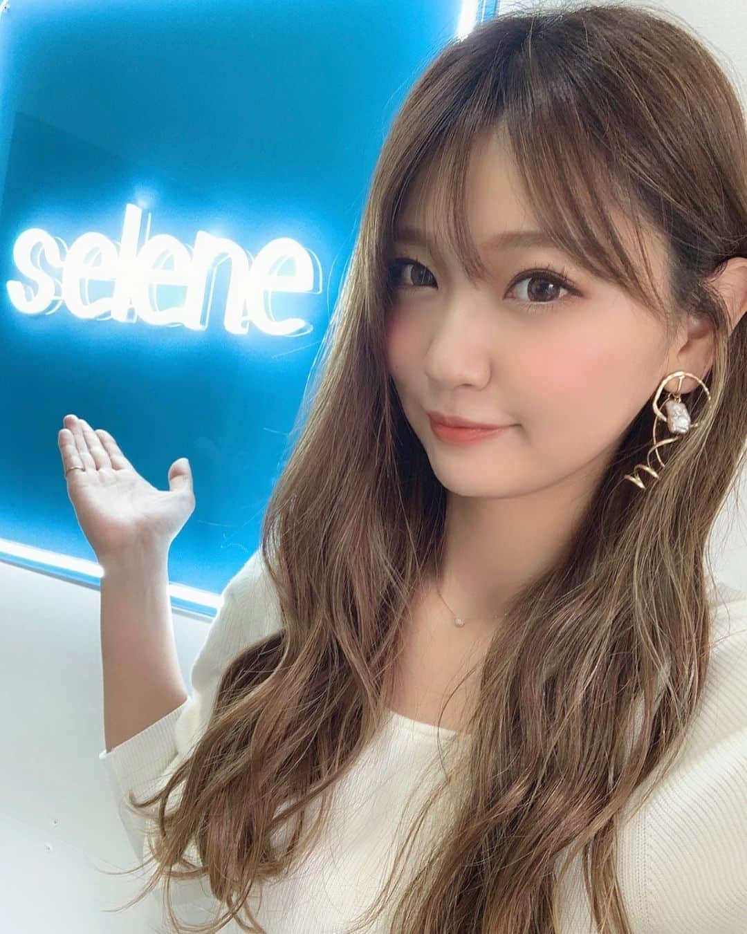 いっちゃん/嶋津 いつみのインスタグラム：「. . こないだ1日オフの日を 美容dayにして @selene_salon_  さんに行って HIFUしてきたー✌🏻✨ . . . . どーやら私痛みに強いらしくて 出力MAXの医療用と同じ効果が出るレベルでも ペラペラ喋るぐらい余裕だった🙆‍♀️💓w . . . . このサロンでは脱毛もできるらしくて 毛周期に関係なく施術できるマシンやから めっちゃ早く脱毛が完了するんやて🧐💨 . . . . . HIFUも脱毛も女性だけじゃなくて 男性のお客さんも多いらしくて 今は美意識高いメンズが多いんやなぁ…🤔❤️ って感心した🙌🏻 . . . . . そしてありがたいことに 私のインスタ見た！って予約すると . HIFUが 初回15000円→10000円に割引きしていただけるそうです😭🙏🏻✨ . . . 大手のサロンは勧誘多いし… 医療用は高過ぎて手が出んし… でもHIFUやってみたい…👉🏻👈🏻 って人にはめっちゃ行きやすいと思う💓 . . . ちなみに脱毛は ladies→15000円 mens→30000円  だったよ✍🏻 . . . . . #美容 #美容サロン  #hifu #関西  #関西サロモ  #サロンモデル #サロモ #いっちゃん  #フリーモデル #関西モデル  #あざといっちゃん #かわいっちゃん #いっちゃんコーデ #ブライダルモデル #アレンジモデル #ヘアカラー  #ヘアアレンジ #くしゃ顔」