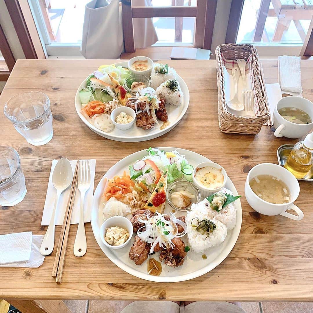 廣川奈々聖さんのインスタグラム写真 - (廣川奈々聖Instagram)「佐賀にある #slowcafe 🐐☁️🌳﻿ ﻿ ﻿ ママとおばあちゃんと行った﻿ ﻿ ﻿ ごはんもデザートも美味しいし﻿ 食器もひとつひとつお洒落で 雰囲気もよくって、何度も行きたくなるカフェだった……﻿ ﻿ ﻿ ﻿ ﻿ 敷地の中にヤギがいて自由にエサもあげれるの！﻿ 田舎っていいな🐐﻿ ﻿ ﻿ ﻿ ﻿ ﻿ #ななせのcafe巡り#佐賀カフェ#佐賀ランチ#佐賀観光#スローカフェ#ヤギのいるカフェ#一軒家カフェ#cafestagram#saga」9月24日 22時23分 - nanaseven7_u_u