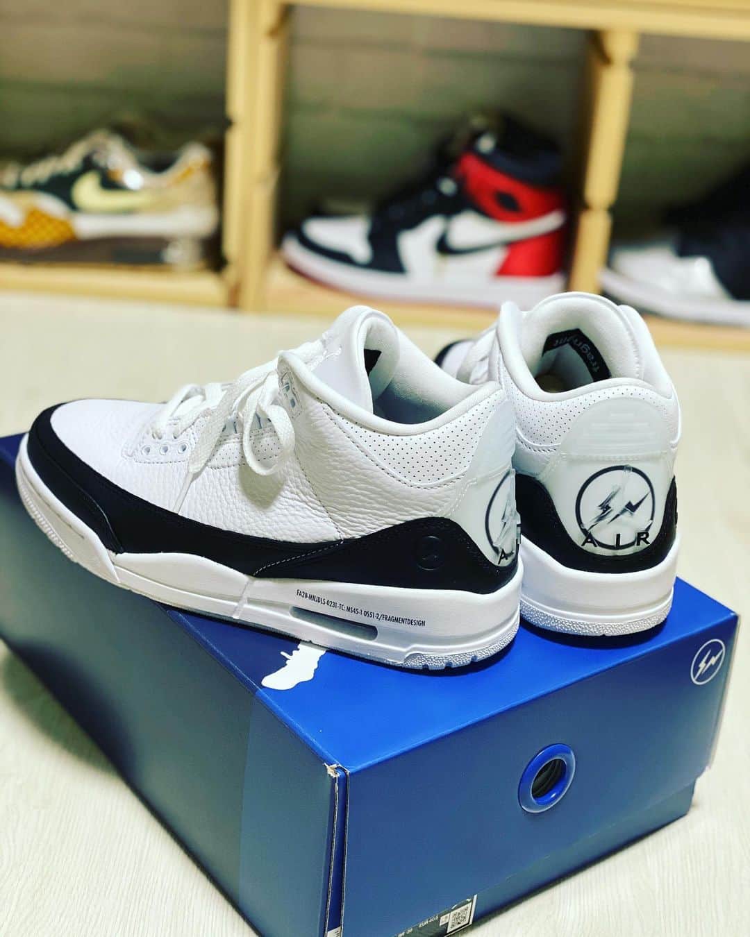 のインスタグラム：「新しいスニーカー紹介です👟✨﻿ ﻿ FRAGMENT × NIKE AIR JORDAN 3﻿  "WHITE/BLACK"﻿ ﻿ 先日、仕事から帰って来たら届いていました💕﻿ ﻿ このGOT'EMは本当に嬉しかった😂﻿ ﻿ サンダーロゴが良い感じ⚡️⚡️﻿ ﻿ ボリューム感があるので、秋冬のコーデでも履きやすそう☺️﻿ ﻿ ﻿ #snkrs #gotem #スニーカー好きな人と繋がりたい #NIKE #ナイキ　#airjordan3 #fragment #フラグメント　#サンダーロゴ　#藤原ヒロシさん #hf #thunderlogo」