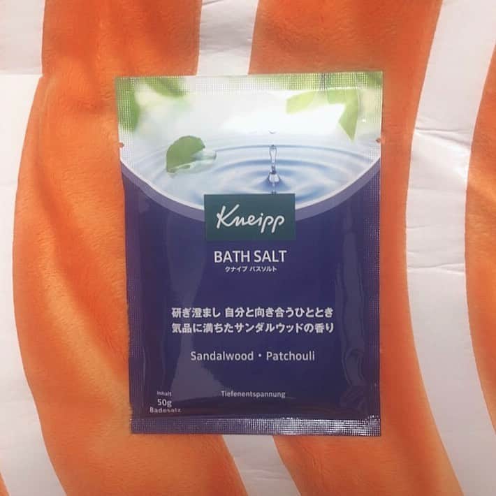 のインスタグラム：「🛁クナイプバスソルト🛁 ～サンダルウッドの香り～  値段♡165円 内容量♡40g 購入♡東急ハンズ  サンダルウッドとパチュリから抽出した天然植物成分を配合。 気品に満ちた甘く深みのある香りに包まれながら、静かに自分と向き合うやすらぎのバスタイムを。  クナイプバスソルトから新作出てたから早速購入！試してみた🧖‍♀️💕  お湯に入れた瞬間の優雅な香りと綺麗で深い紫色にうっとり💜 最近紫色好きやからより嬉しい☺️  エキゾチックであまーい香りやったけど、サンダルウッドって白檀の香りのことなんやね😳 パチュリは古い日本家屋の梅雨時の押し入れみたいな土みたいな香りでマニアック😂😂 白檀だけならお線香っぽさがあるしパチュリだけならいい香りとは言えないけど、二つが合わさるとこんなリラックス効果あるいい香りになるなんて😌✨  数あるクナイプバスソルトの中でもかなり上位にランクインしました🤞 めっちゃ癒されるし結構万人受けする香りだと思う🍇 女子は絶対好きなはず⸜(* ॑꒳ ॑* )⸝  大容量Ver買おうかな🥰🥰」