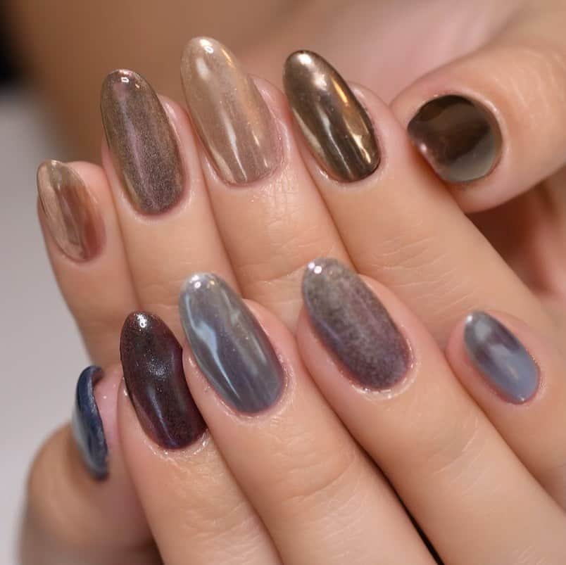 Yuka Maeda ::manicurelistのインスタグラム：「. . Salon data▼ ＝＝＝＝＝＝＝＝＝＝＝＝＝＝＝＝＝＝＝＝ . CADENAS -nail eyelash salon- ●Nail artist  @yuka.maeda  @yuki_cadenas ●eyelash　@cadenaseyelash  ゲストに愛と感動を…♡ . 【 LINE ＠cadenas 】 ご予約/お問い合わせはLINEよりお気軽に🤲 ▶︎▶︎#cadenasnail デザインアップしてます♡  price…★⭐︎Instagram特別キャンペーン中⭐︎★ . 「インスタ見たよ👀」と LINEからご予約で特別プライス7500円！！ . ※ご新規様限定 ※キャラクターや特殊なエレメント等のみ 別途料金いただく場合ございます🙇🏻‍♀️ . . price…初回8000円（オフ込み） access…大阪市北区堂山町16-1  中崎町駅  徒歩5分 /  梅田駅  徒歩6分 . tel… 06-4792-8617 ＝＝＝＝＝＝＝＝＝＝＝＝＝＝＝＝＝＝＝＝ . . .  #中崎町ネイルサロン #梅田ネイルサロン #大阪ネイルサロン #関西ネイルサロン #インスタネイル #instanails #instanail #トレンドネイル #ネイルサンプル #トーングラデ #ネイルブック #ニュアンスネイル #ネイルチェンジ #今月のネイル #にゅーねいる #秋ネイル #ミラーネイル  #ネイル大好き #シンプルネイル #ネイル部 #女子力向上委員会 #女子力 #女子力ネイル #アートネイル #ブラウンネイル #ブルーネイル  #ナノソル #ナノソルcc  #ナノソル販売店大阪」