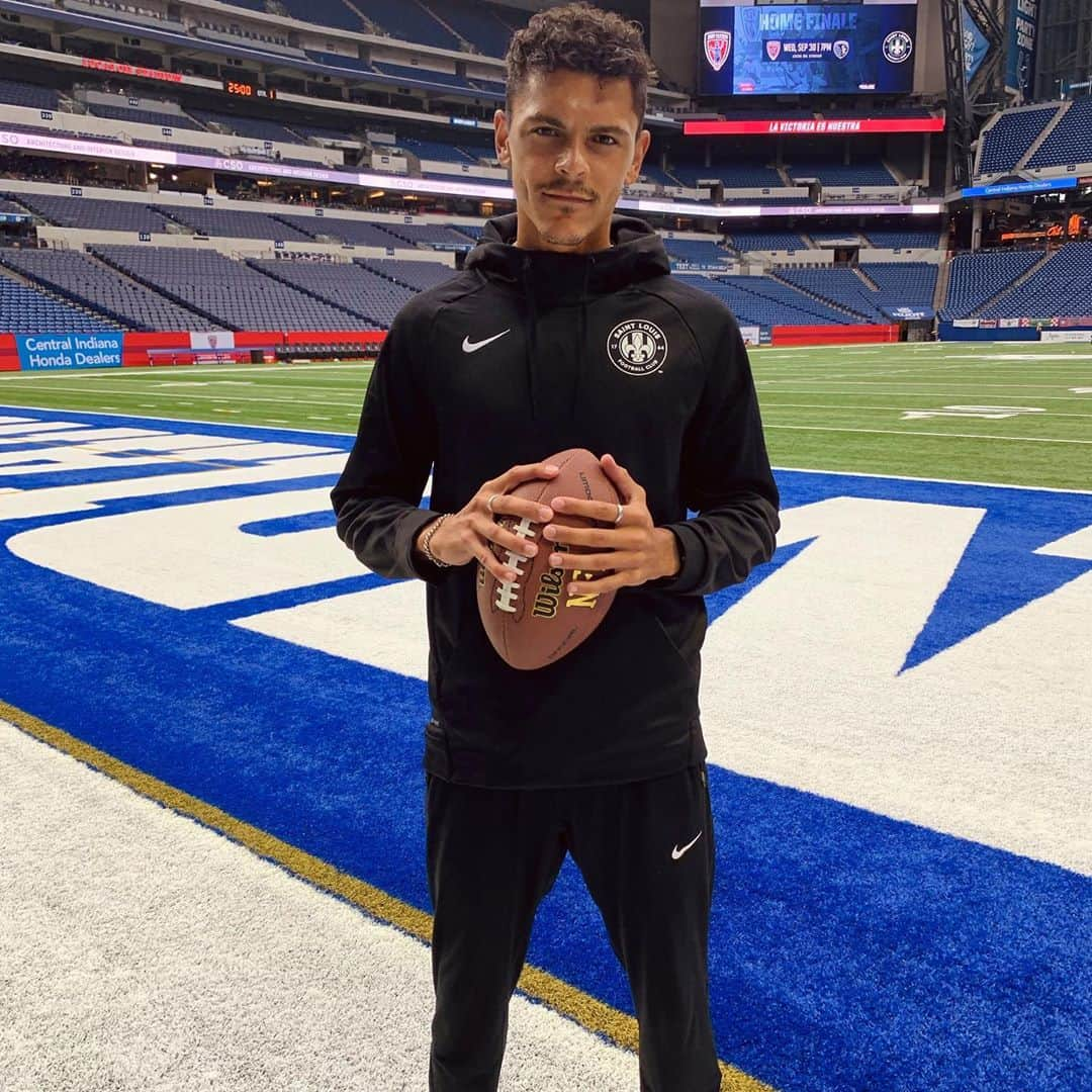 タイラー・ブラックウッドのインスタグラム：「Delighted to announce that I’ll be signing with @colts next season ⚽️🏈」