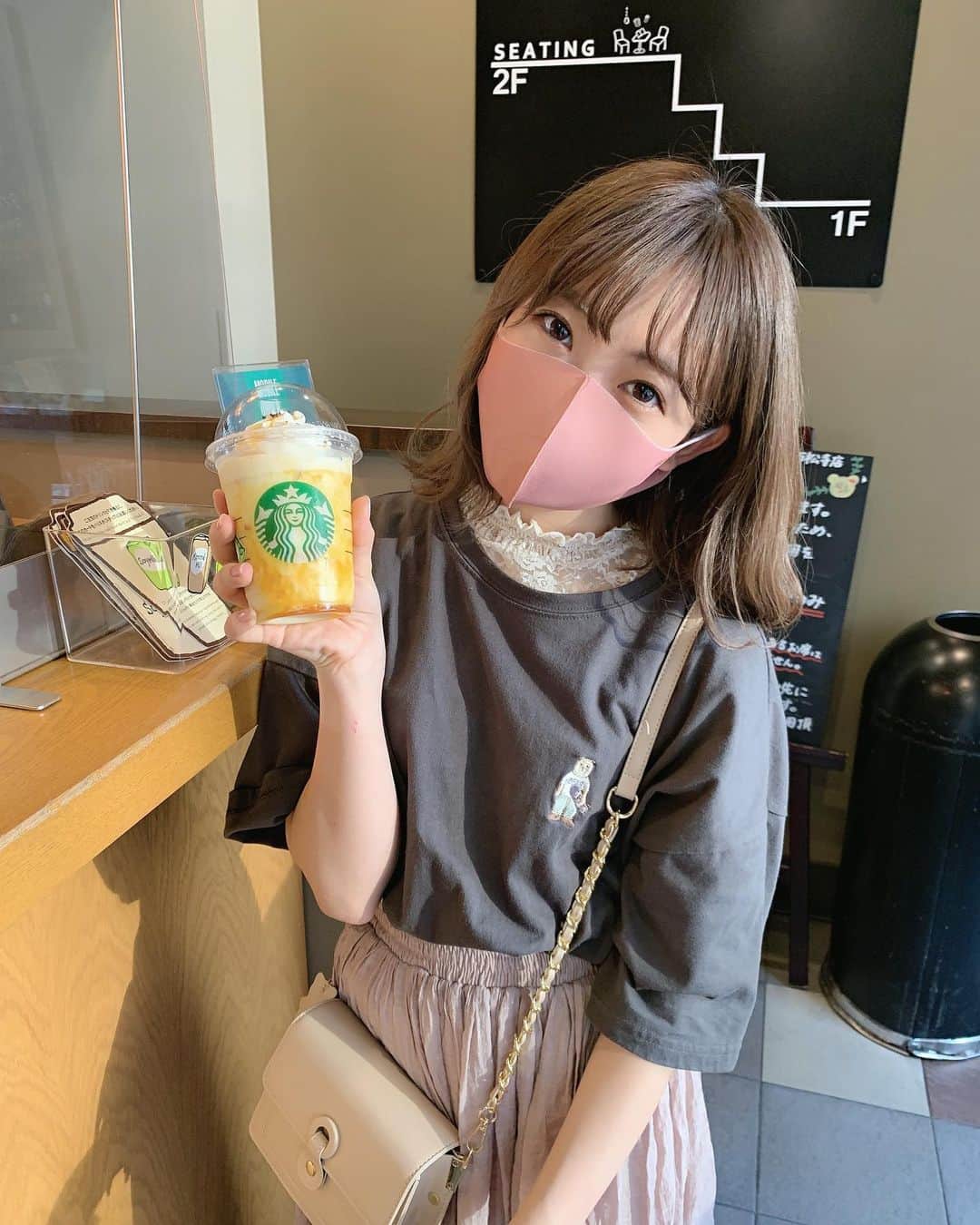 夏川愛実のインスタグラム：「﻿ ﻿ 誘惑の秋すぎる☹️﻿ ﻿ 店員さんおすすめの﻿ 豆乳カスタマイズ！！﻿ ﻿ 和テイストのフラペチーノには﻿ 豆乳が合うらしい😙﻿ ﻿ ﻿ あと﻿ ホイップ少なめ。笑﻿ ﻿ ﻿ #スタバ#スタバ新作#大学芋フラペチーノ#スターバックス﻿ #スタバカスタム#スタバ女子#芋スイーツ#食欲の秋 #おーえすゆー#アイドル#大須#ポップスター」