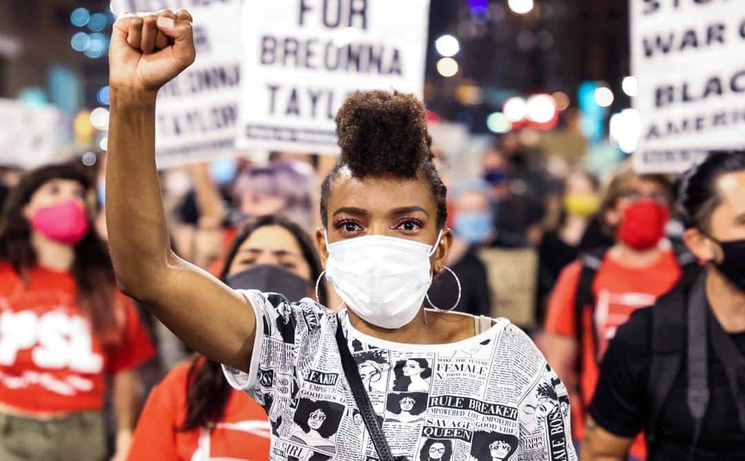 CNNさんのインスタグラム写真 - (CNNInstagram)「Outrage and heartbreak boiled over into protests in cities across the US on Wednesday after news broke that none of the three officers involved in Breonna Taylor's death were charged with her killing. "We will go to our graves proclaiming that Breonna Taylor did not get justice from the Kentucky attorney general's office," said the attorney for the Taylor family, Ben Crump.  (📸: Michael Ciaglo/Getty Images, Chris Pietsch/The Register-Guard/Imagn Content Services, Jahi Chikwendiu/The Washington Post/Getty Images, Wong Maye-E/AP, Eduardo Munoz Alvarez/AP, Amy Harris/Shutterstock and Carlos Barria/Reuters)」9月24日 22時27分 - cnn