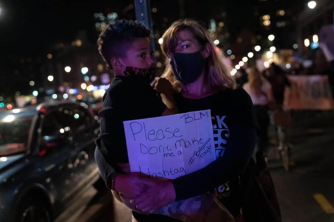 CNNさんのインスタグラム写真 - (CNNInstagram)「Outrage and heartbreak boiled over into protests in cities across the US on Wednesday after news broke that none of the three officers involved in Breonna Taylor's death were charged with her killing. "We will go to our graves proclaiming that Breonna Taylor did not get justice from the Kentucky attorney general's office," said the attorney for the Taylor family, Ben Crump.  (📸: Michael Ciaglo/Getty Images, Chris Pietsch/The Register-Guard/Imagn Content Services, Jahi Chikwendiu/The Washington Post/Getty Images, Wong Maye-E/AP, Eduardo Munoz Alvarez/AP, Amy Harris/Shutterstock and Carlos Barria/Reuters)」9月24日 22時27分 - cnn
