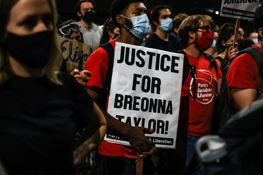 CNNさんのインスタグラム写真 - (CNNInstagram)「Outrage and heartbreak boiled over into protests in cities across the US on Wednesday after news broke that none of the three officers involved in Breonna Taylor's death were charged with her killing. "We will go to our graves proclaiming that Breonna Taylor did not get justice from the Kentucky attorney general's office," said the attorney for the Taylor family, Ben Crump.  (📸: Michael Ciaglo/Getty Images, Chris Pietsch/The Register-Guard/Imagn Content Services, Jahi Chikwendiu/The Washington Post/Getty Images, Wong Maye-E/AP, Eduardo Munoz Alvarez/AP, Amy Harris/Shutterstock and Carlos Barria/Reuters)」9月24日 22時27分 - cnn