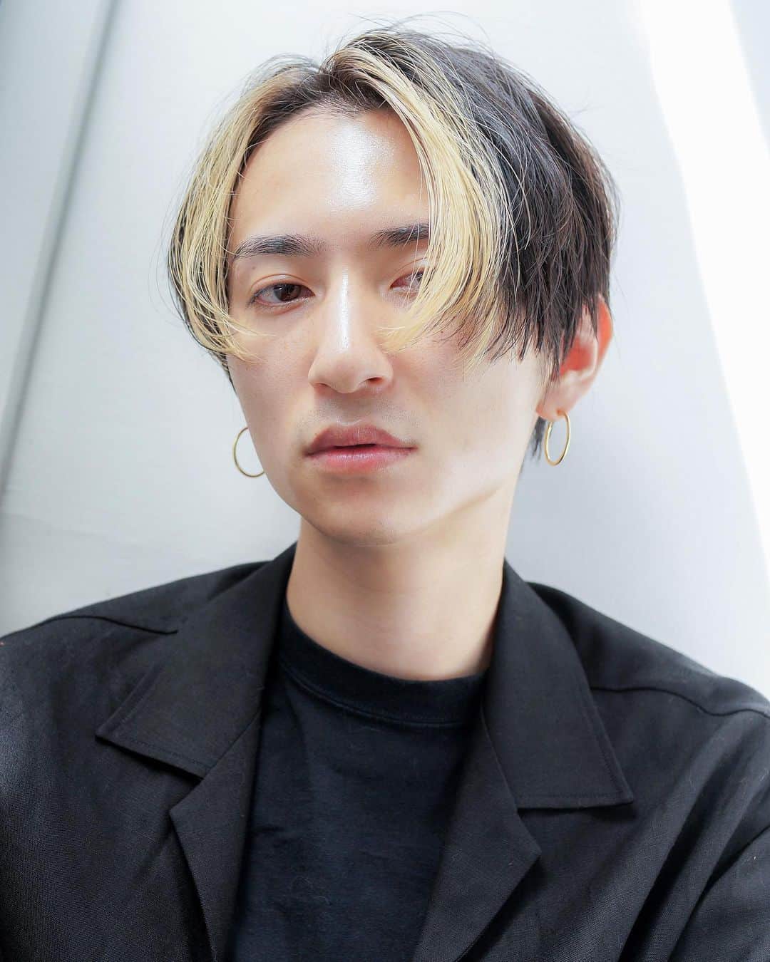 谷口成吾さんのインスタグラム写真 谷口成吾instagram メンズ ハンサムショート に流行りの フェイスフレーミング を組み合わせたスタイル フェイスフレーミング 顔周りを明るいトーンに 今回は前髪の分ける部分にブリーチ 2回のホワイトベージュ