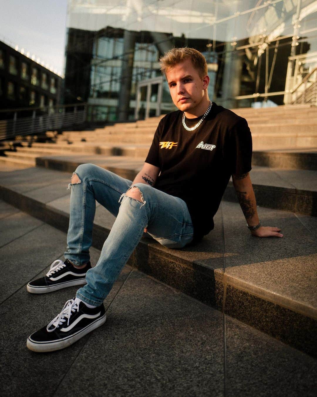 Kayefのインスタグラム：「Heute Nacht droppt ein neuer Track mit @nksnmusik - Neonlights heißt der Schinken und ihr kriegt ihn ab 00:00 überall 🔥 Hört rein!」