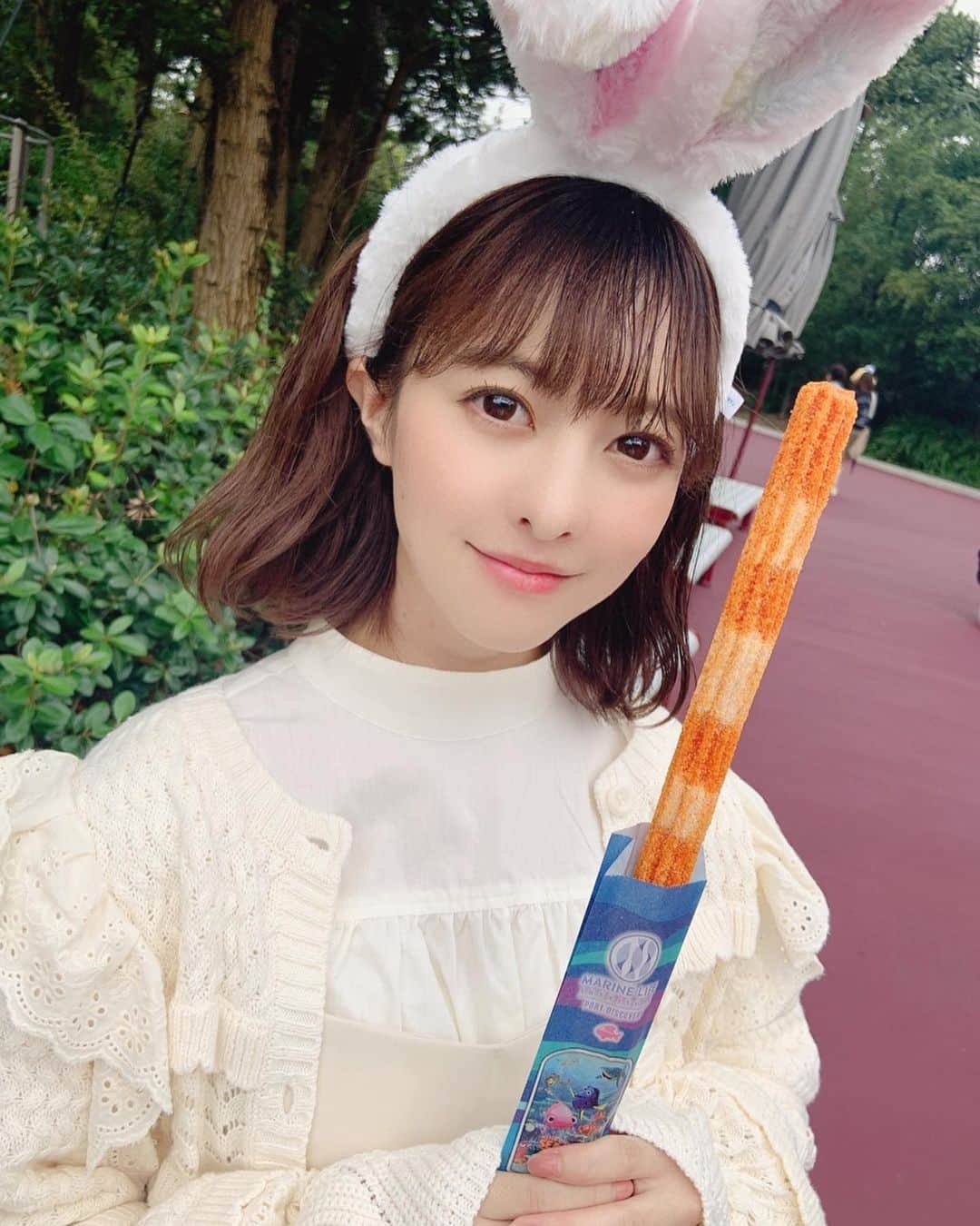 のインスタグラム：「🤍🤍🐇🐇🕊🕊☁️☁️  白コーデにうさぎさんのみみを つけてるんるんでした💚」