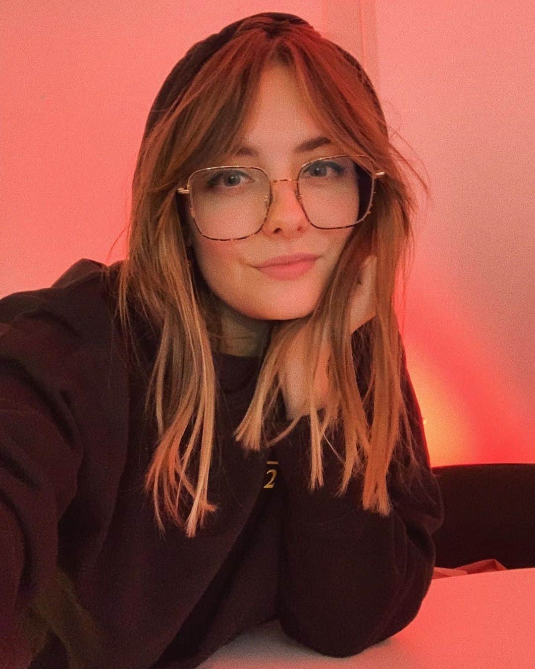 のインスタグラム：「Go oversized! @paulienriemis wears the Presley Gold Glossy Tortoise optical ⁠⠀⁠ ⁠⠀⁠ ⠀⁠ #SS20 #ss20optical #optical #optic #opticallover #belgium #opticalfashion #antwerpdesign #belgiumfashion #oversized #oversize #antwerpfashion #collection #fashioneyewear #optician #lunettes #eyeweardesign #fashion #komono⁠⠀⁠ ⁠⠀⁠ ⁠⠀⁠」