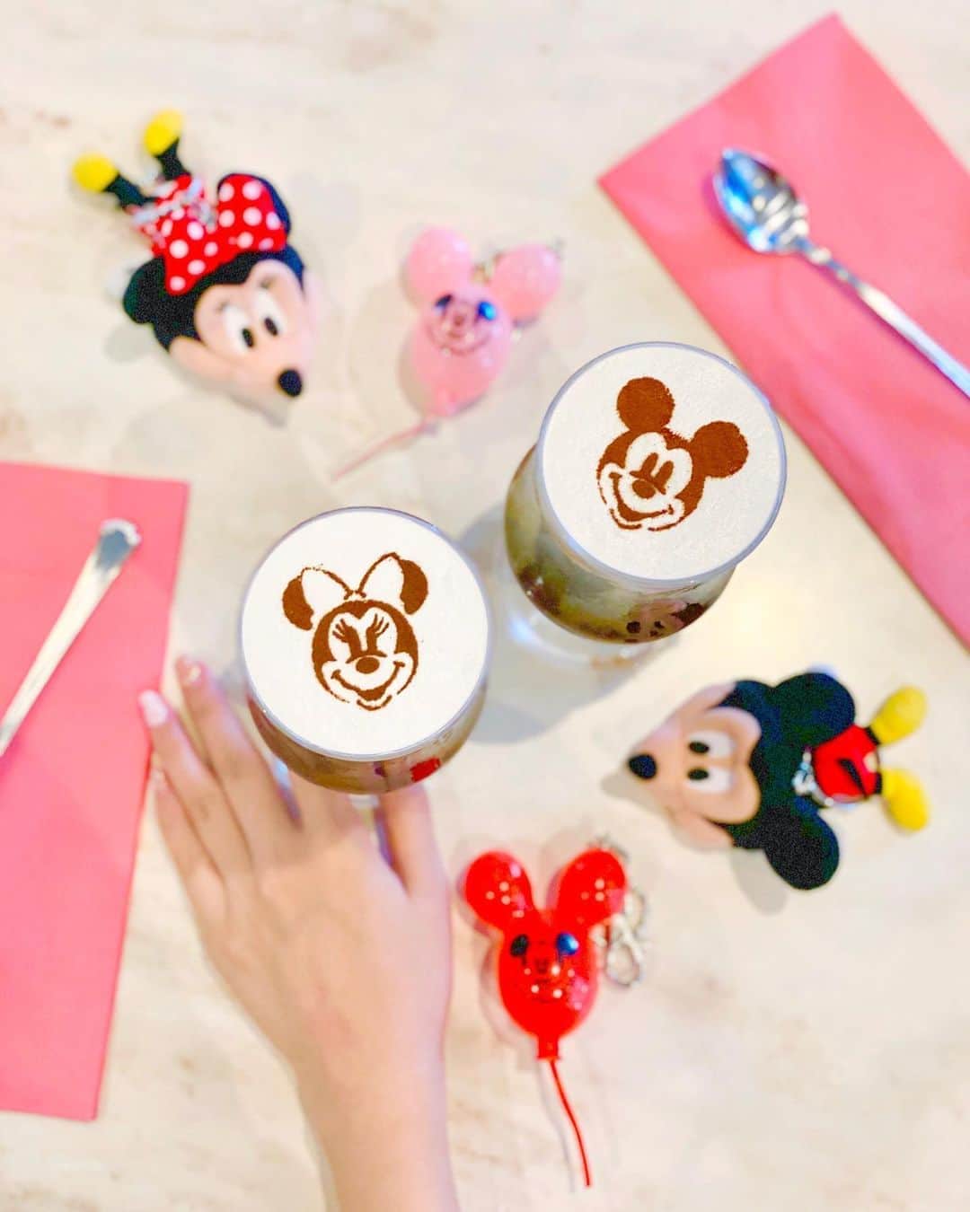 のインスタグラム：「🐭☕️❤️﻿ ﻿ センターストリートコーヒーハウスで﻿ ランチとティータイム🥰🎶﻿ ﻿ ﻿ 生クリームたっぷりだけど﻿ 甘さ控えめなコーヒーフロート💘﻿ ﻿ 明日、新しいディズニー動画﻿ YouTubeアップ出来そうです🌈❣️﻿ まだ告知するね🐭💘﻿ ﻿ ﻿ それにしてもディズニーランドの﻿ 新エリアめっちゃ楽しみだなぁ🥺💕✨﻿ 無事入れることを祈る😭🙏✨﻿ ﻿ ﻿ #tokyodisneyland#disneyland#disneyig#tdl#ディズニーフード#センターストリートコーヒーハウス#東京ディズニーランド#ディズニーランド#みいきディズニー🏰💞」