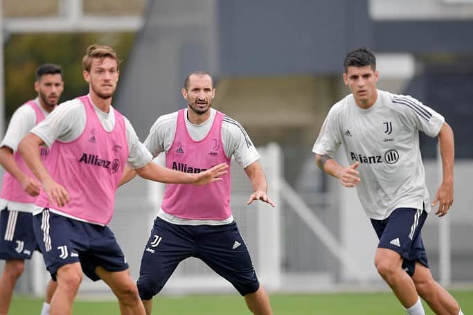 ジョルジョ・キエッリーニさんのインスタグラム写真 - (ジョルジョ・キエッリーニInstagram)「Good job guys! Concentrati verso #RomaJuve! ⚪⚫ #FinoAllaFine #LiveAhead」9月24日 22時32分 - giorgiochiellini