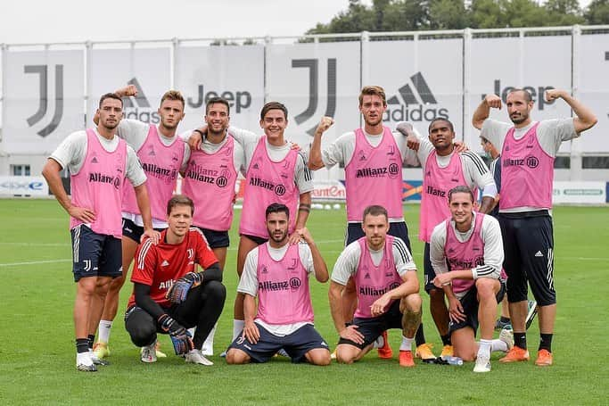 ジョルジョ・キエッリーニさんのインスタグラム写真 - (ジョルジョ・キエッリーニInstagram)「Good job guys! Concentrati verso #RomaJuve! ⚪⚫ #FinoAllaFine #LiveAhead」9月24日 22時32分 - giorgiochiellini