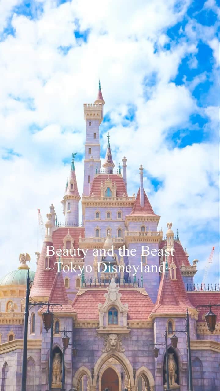 Kanaのインスタグラム：「ㅤ ㅤ 初リール投稿は 新エリア、美女と野獣のお散歩動画を🥀 ㅤ ㅤ 本当に素敵な空間でした⛪️📚🐑 ㅤ はやくアトラクション 乗りたいなぁぁ🥺♥️ ㅤ ㅤ ㅤ ㅤ ㅤ ㅤ #kana_disney ㅤ #東京ディズニーリゾート #東京ディズニーランド #ディズニーランド #美女と野獣 #美女と野獣エリア #新エリア #tokyodisneyresort #tdr #tokyodisneyland #tdl #beautyandthebeast」