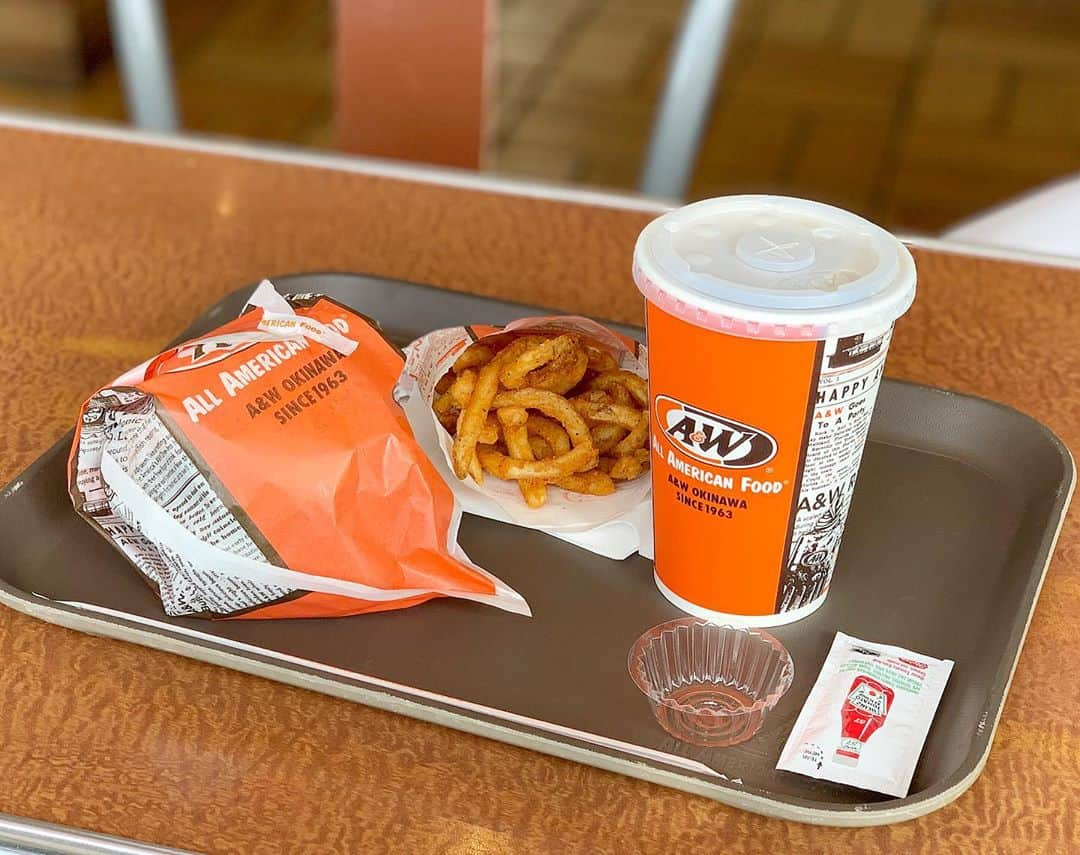 Yukaさんのインスタグラム写真 - (YukaInstagram)「A&W OKINAWA 日本では沖縄にしかないファストフード🍔🍟🌭 友達に勧められたから一応食べてみた🤭 お店はザ・アメリカな感じ🇺🇸 まるで海外にいるみたい🥺 - (三枚目の写真) A&Wにあるドライブインは初めてみたからワクワク💕 ドライブスルーとは違って、駐車場に注文機があって、車を降りずにその場でとまって注文ができる🤭 注文が終わった後に、店員さんが車まで商品を届けてくれるサービス！ - メニューの種類もたくさんあって、すごい迷ったけど一番人気のthe A&Wバーガーにした🍔 ビーフ、トマト、レタス、オニオンリングそして濃厚なクリームチーズに黒糖ペッパーポーク。すごいボリュームがある一品🥺 クリームチーズが入ってるからめちゃくちゃ美味しかった！ あとA&Wにしかないルートビアも頼んだよー 14種類の薬草から作られたルートビア。一口を飲んだら、あれ、なんかこの味どっかで飲んだことある🤨って思ったら、台湾にある「黑松沙士」と同じ味じゃん！！！(爆) まずくはないけど元々炭酸好きじゃないから微妙だった🤭🤭🤭 - 只有沖繩才吃的到的速食店A&W 在朋友大力推薦下，去嘗試了 整個店充滿濃濃的美式風格，彷彿置身電影中，每個角落都好好拍 覺得特別的是圖三的照片 跟一般的得來速不一樣，像美國公路一個一個的停車位，旁邊則有像得來速一樣的點餐機，停好車，在車上點餐，之後服務生會把餐點送來，就可以直接在車上享用餐點，第一次看到，覺得好新奇好方便，尤其現在新冠肺炎期間，可以避免與人接觸，好優秀！ A&W的菜單種類非常豐富，可以搭配的套餐種類也超多，看了眼花撩亂，最後選了最基本也最人氣的A&W漢堡 裡面夾了超多東西，漢堡肉片、 番茄、美生菜、炸洋蔥圈、cream cheese、黑糖黑胡椒培根，超級有份量 超級喜歡那塊cream cheese，讓整個漢堡變得好有靈魂🥺 還點了A&W的招牌，ROOT BEER麥根沙士，說是用14種藥草製成的，抱著期待的心情喝了一口，嗯？覺得這味道好熟悉，再喝第二口，啊！這完全是台灣的黑松沙士啊😂😂😂 實在太久沒喝黑松沙士有點忘記味道不能做比較，不過A&W的ROOT BEER好甜哦😅原本就不是很喜歡汽水的我，當然喝不完，剩下的都交給男友處理了🤣🤣🤣 - 可惜待的時間不長，不然有好多想吃的東西 只好把這個遺憾留到下次了😌😌  #okinawa#okinawajapan#okinawatravel#okinawatrip#aandw#aandwrootbeer#aw#aandwburger#awburger#fastfood#rootbeer#food#foodgram#沖縄#沖縄旅行#沖縄グルメ#沖縄ランチ#沖縄限定#ファーストフード#沖縄バーガー#沖縄観光#沖縄好きな人と繋がりたい#エーアンドダブリュー#ハンバーガー#AWバーガー#ルートビア#ドライブイン#インスタ映え#夏#エーアンドダブリューバーガー」9月24日 22時34分 - loveyuka06