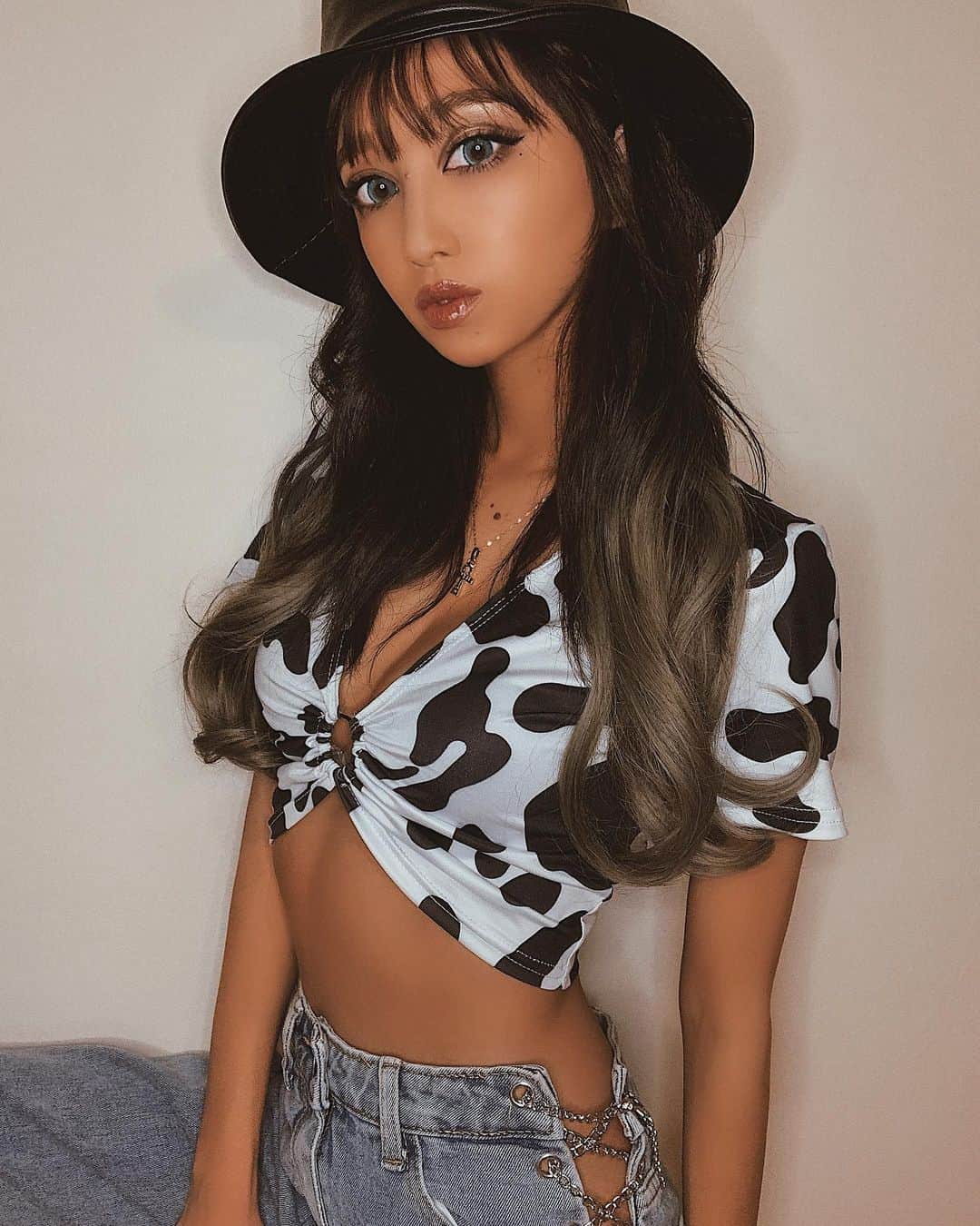 okamotosayaka のインスタグラム：「🐮🐮🐮 . . . . . . . . . . . #fashion#code#ootd#codenate#denim#hat#makeup#gradationcolor#hairstyle#longhair#ファッション#牛柄#デニム#バケットハット#ロングヘア#グラデーションカラー#ヘアスタイル#黒髪#日焼け#小麦肌#コーデ#前髪#前髪ウィッグ#カラコン#巻き髪」