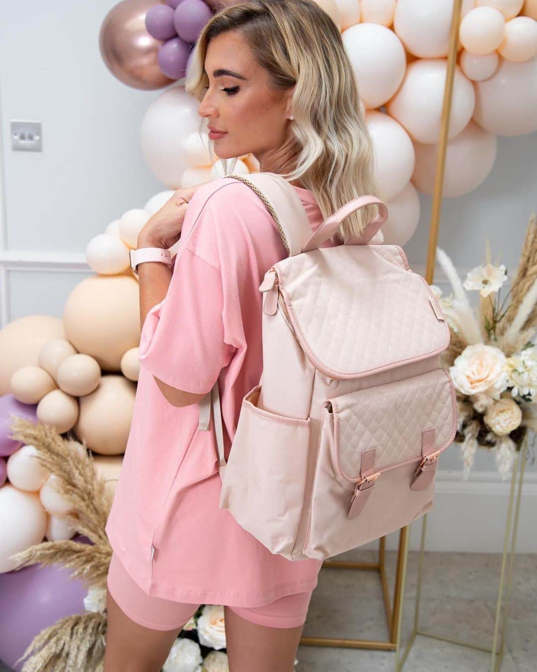 ビリー・フェアーズさんのインスタグラム写真 - (ビリー・フェアーズInstagram)「My favourite #signaturerange @mybabiieofficial Rose Gold and Blush stroller is back in stock! And my two new gorgeous changing bags are available now! Head over to their page to stay up to date on my collection 💞 #mybabiie #backinstock #rosegold #changingbags #twinstroller」9月24日 22時45分 - billieshepherdofficial